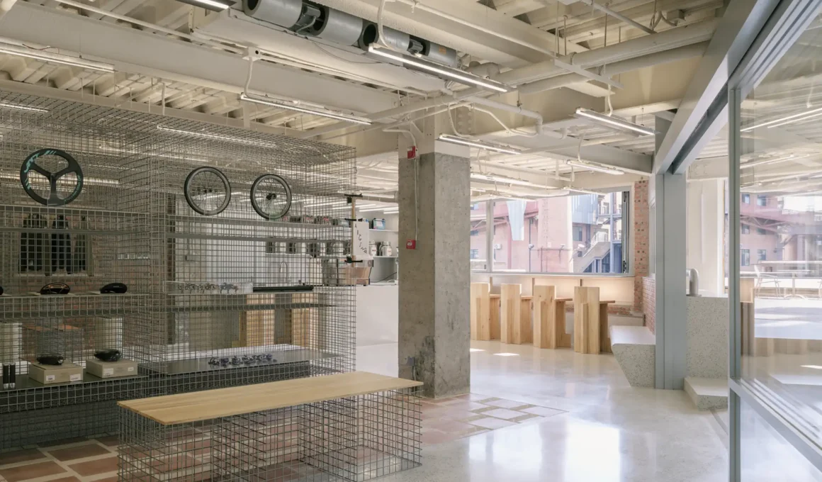 Yatofu Creatives' AITASHOP Beijing cycling flagship inside 751 D·PARK, featuring massive preserved desulfurization tanks, industrial materials, and The Garage entry.