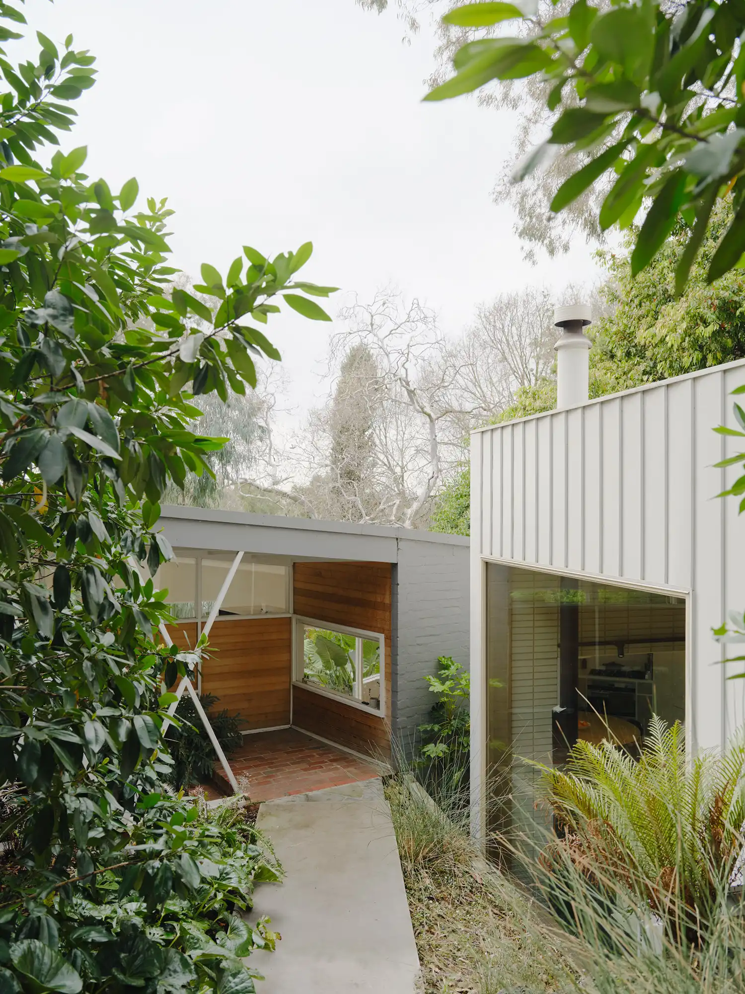Coil House Melbourne: Karen Abernethy's Heritage Modernist Extension