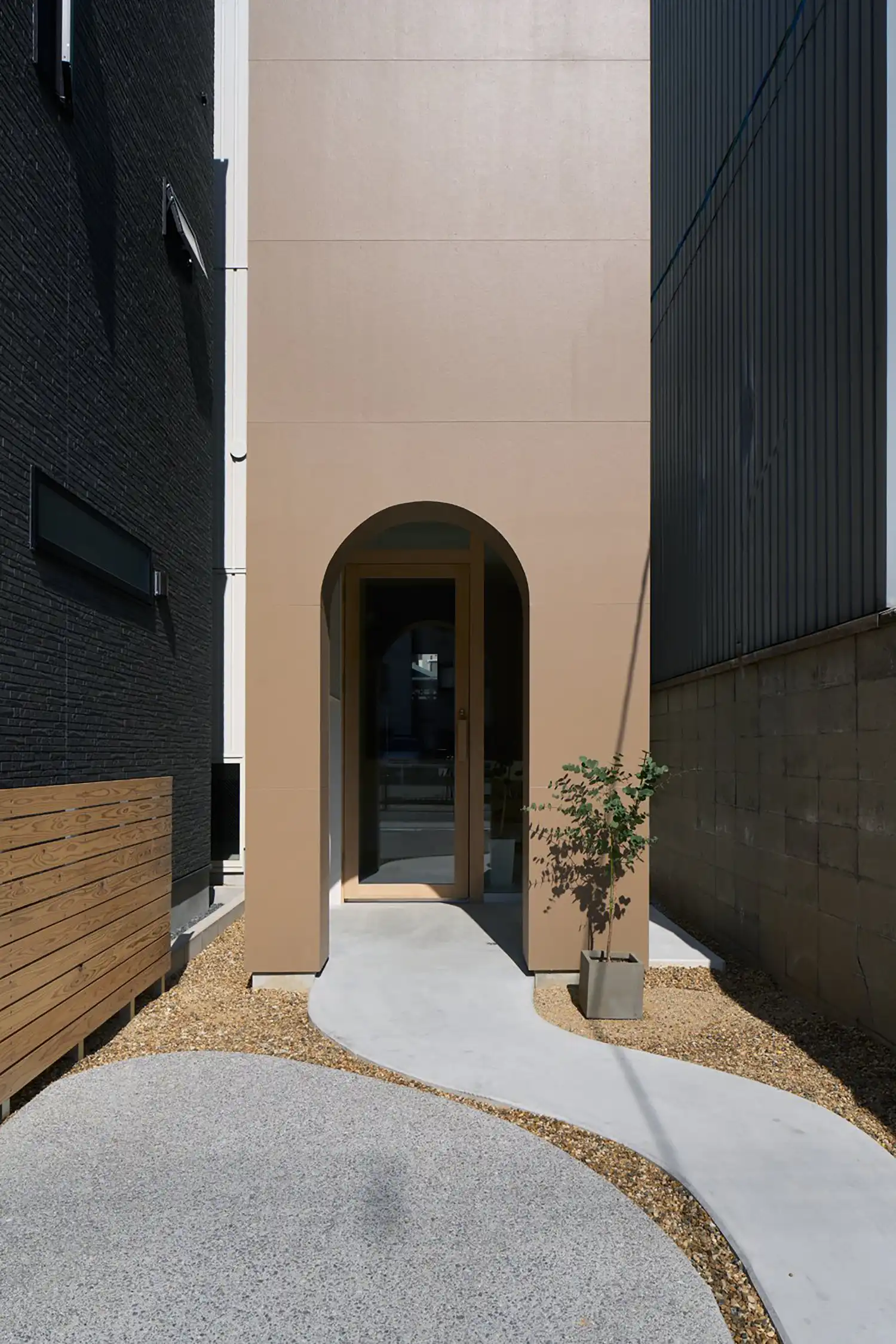 Fujiwaramuro Architects: Sky-Lit House in Hirano, Osaka — Transforming a Flagpole Lot