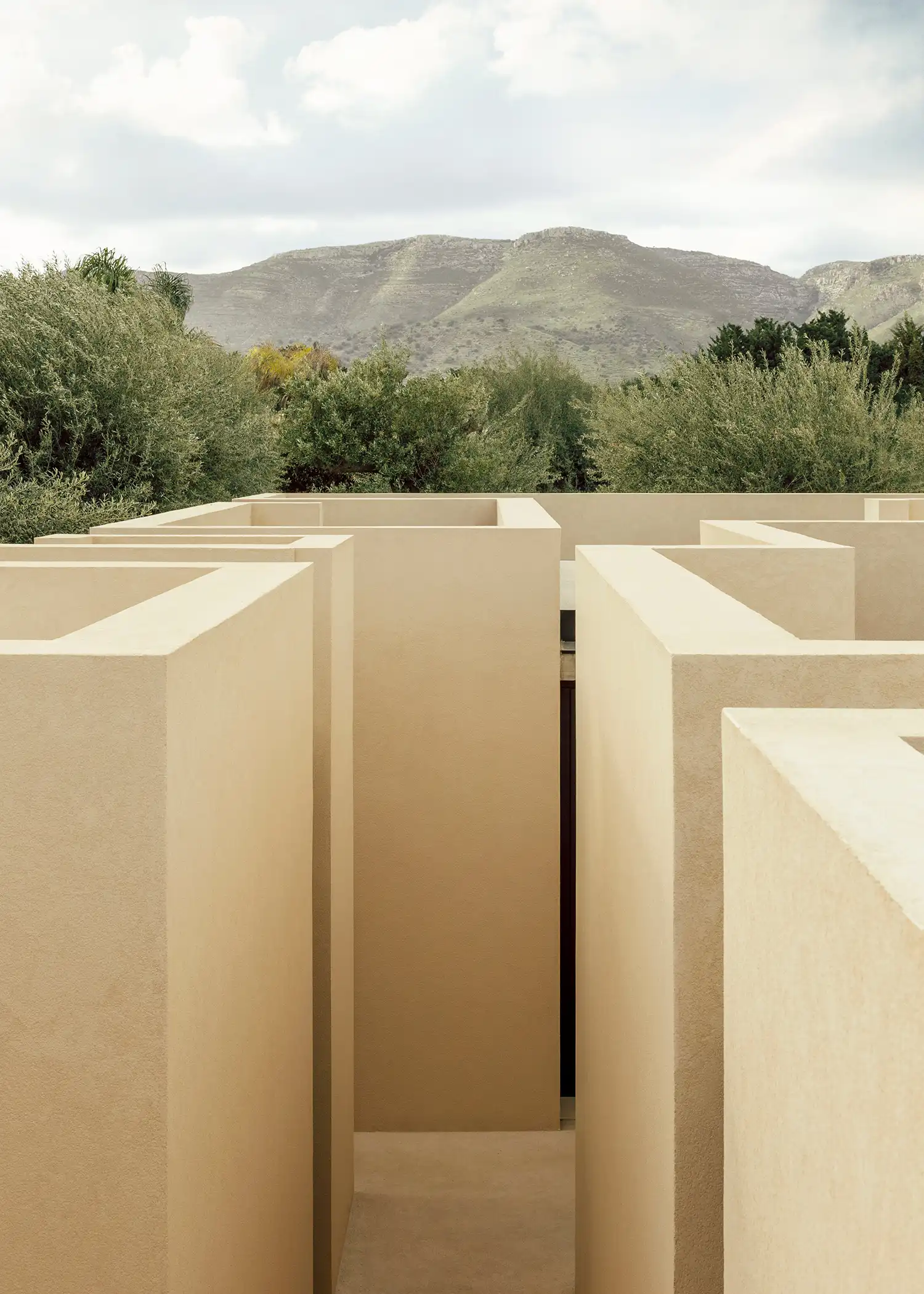 Patio House in Avola, Sicily: SOLUM Studio’s Cliffside Villa