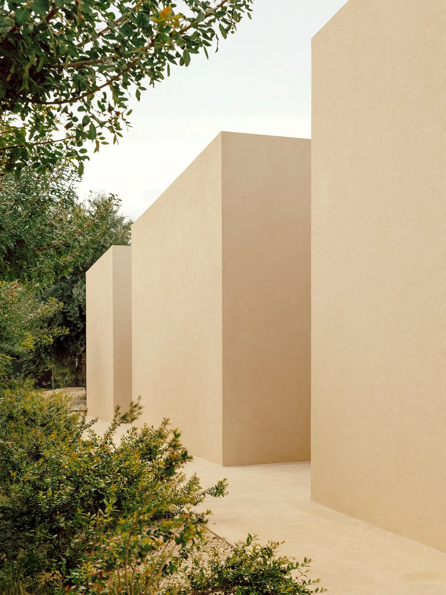 Patio House in Avola, Sicily: SOLUM Studio’s Cliffside Villa