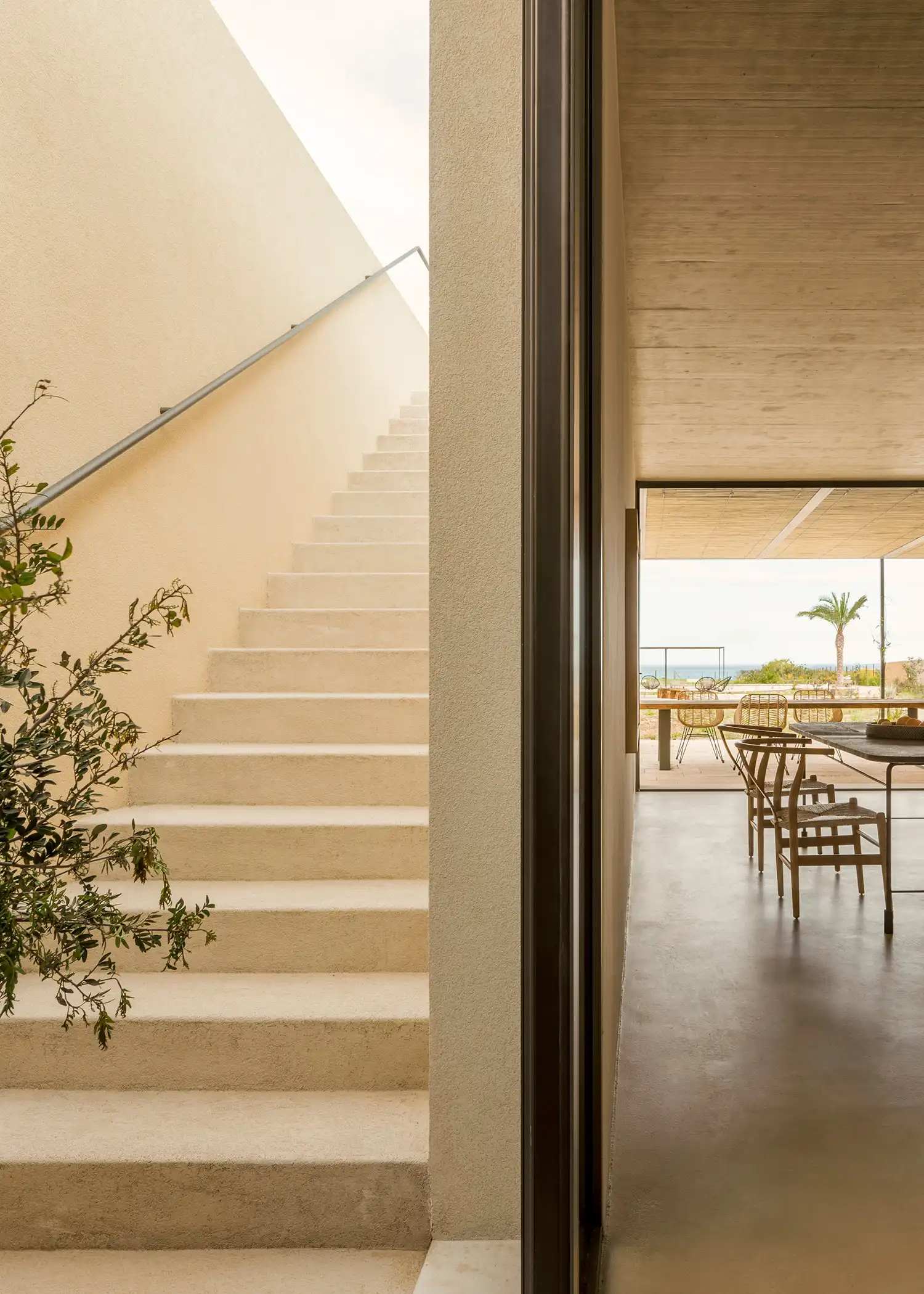 Patio House in Avola, Sicily: SOLUM Studio’s Cliffside Villa
