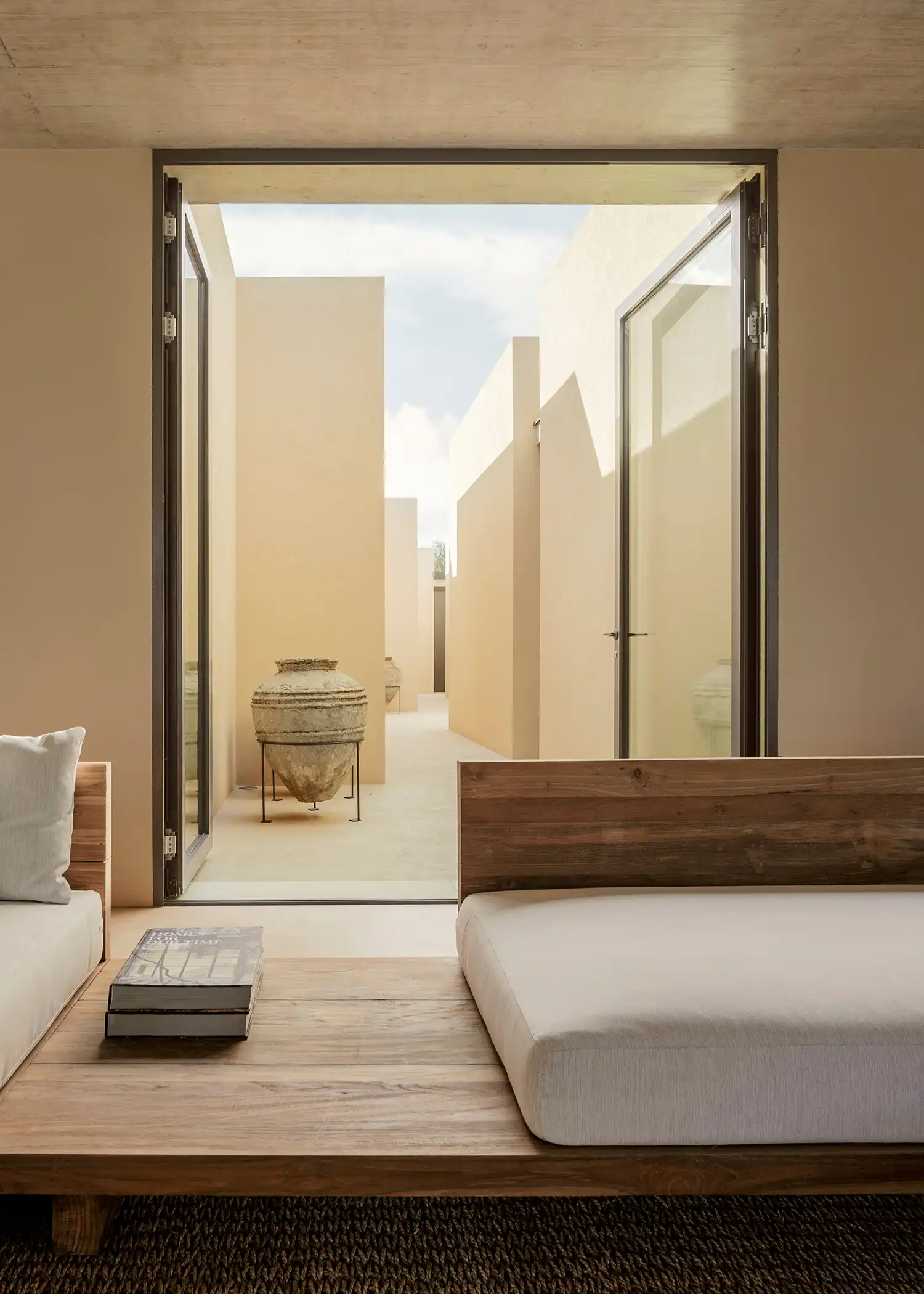 Patio House in Avola, Sicily: SOLUM Studio’s Cliffside Villa