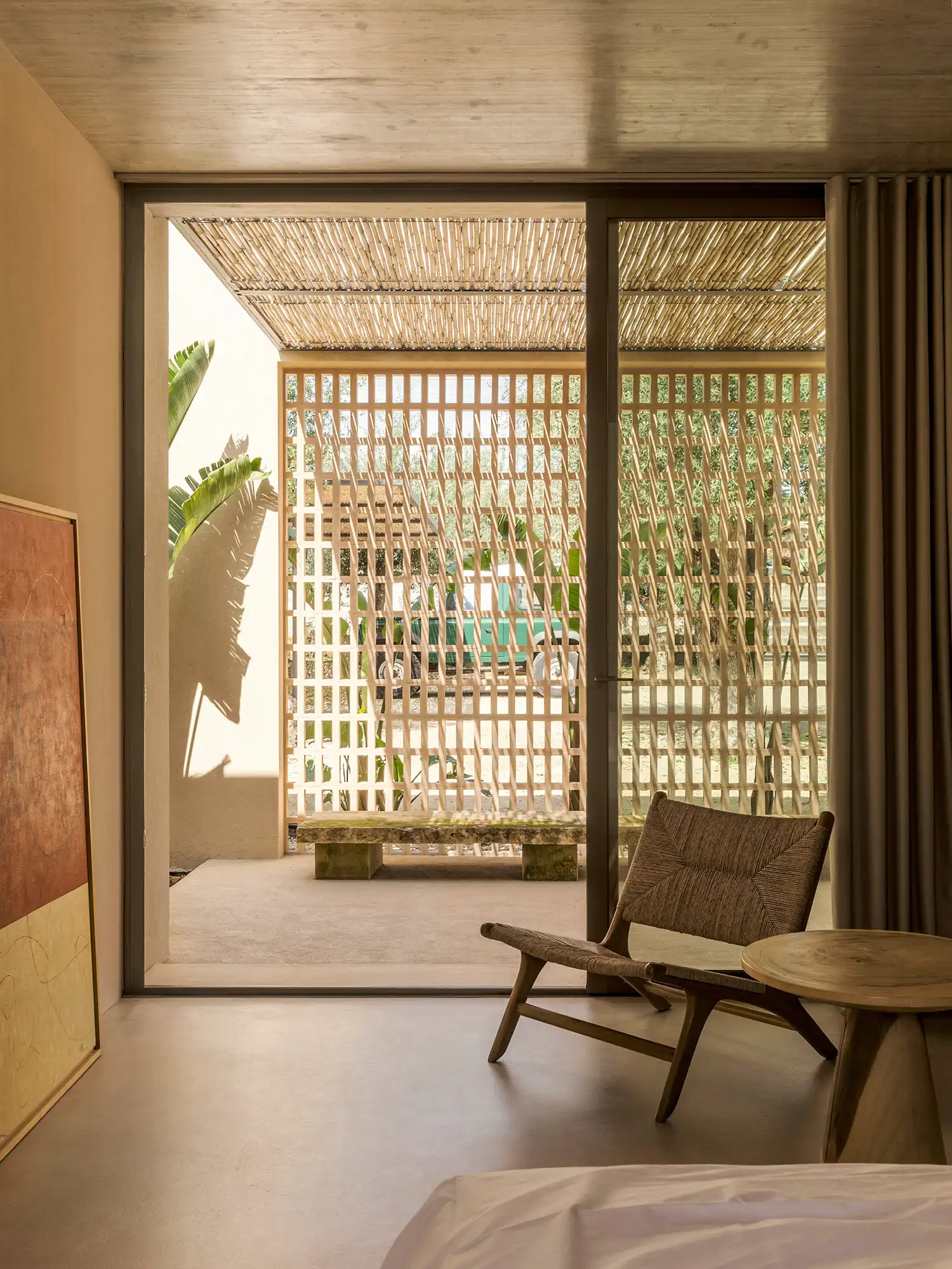 Patio House in Avola, Sicily: SOLUM Studio’s Cliffside Villa