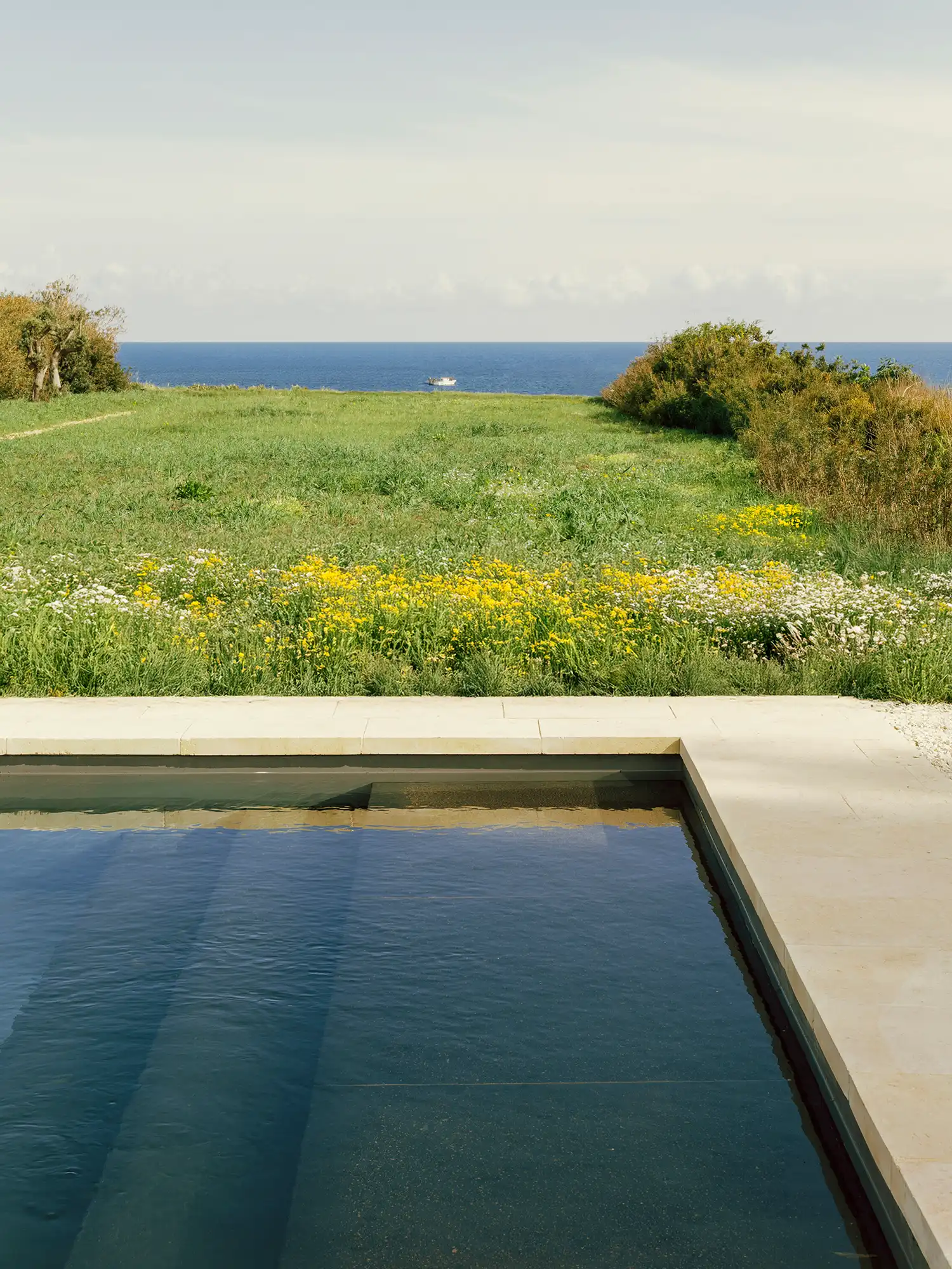 Patio House in Avola, Sicily: SOLUM Studio’s Cliffside Villa