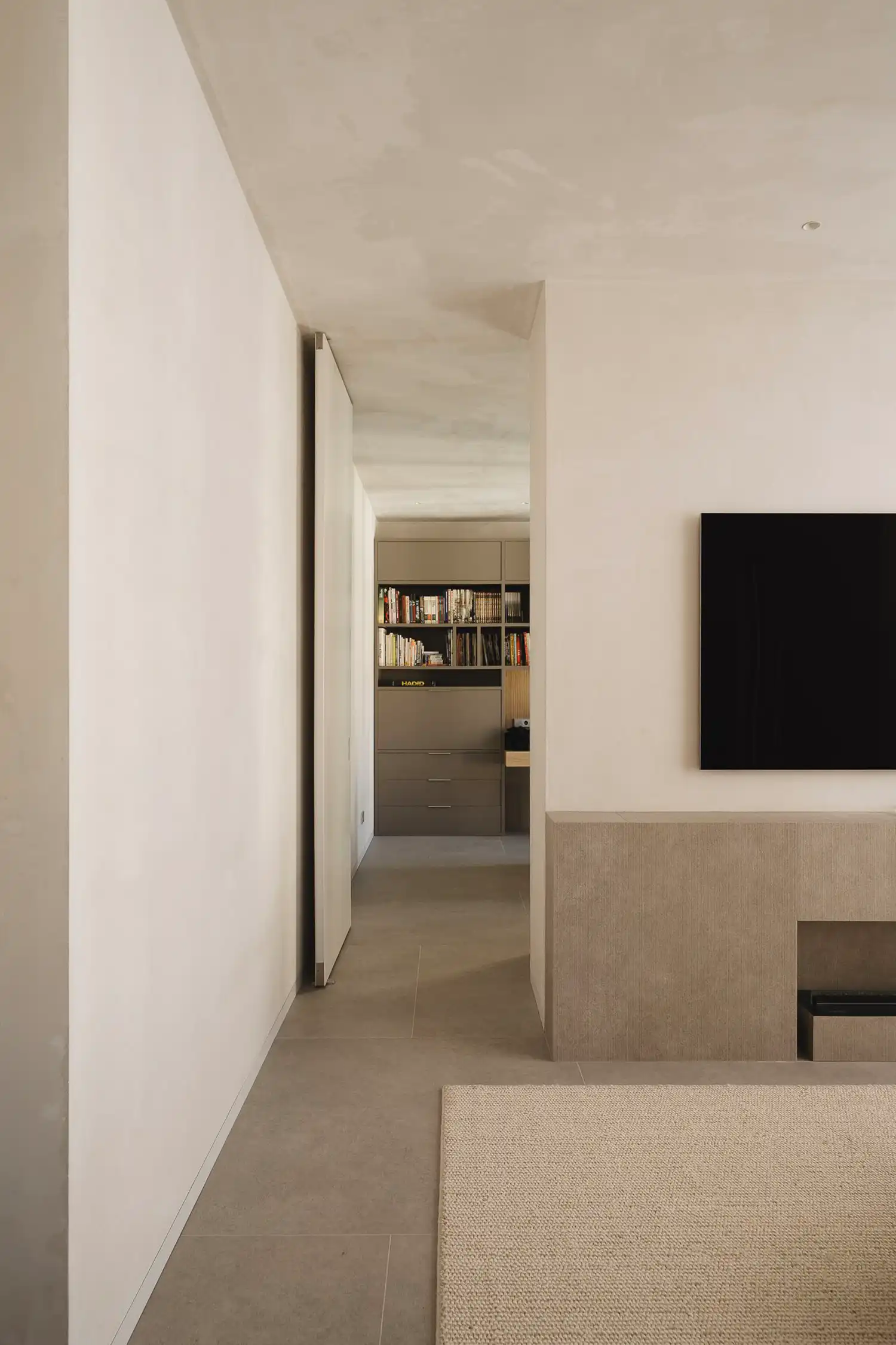 VERNE Arquitectura : Curved Chestnut Core Transforms Bilbao Home