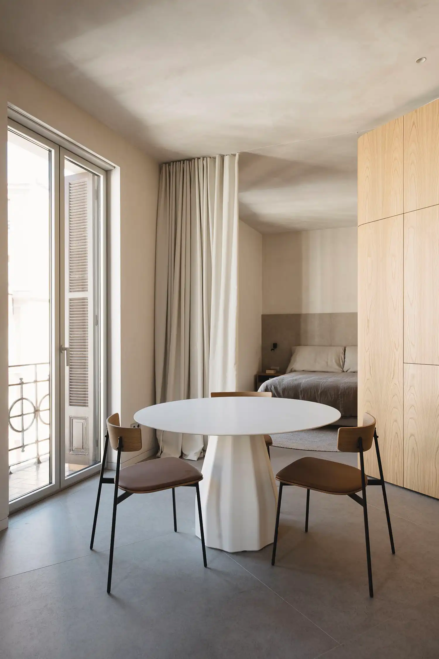 VERNE Arquitectura : Curved Chestnut Core Transforms Bilbao Home