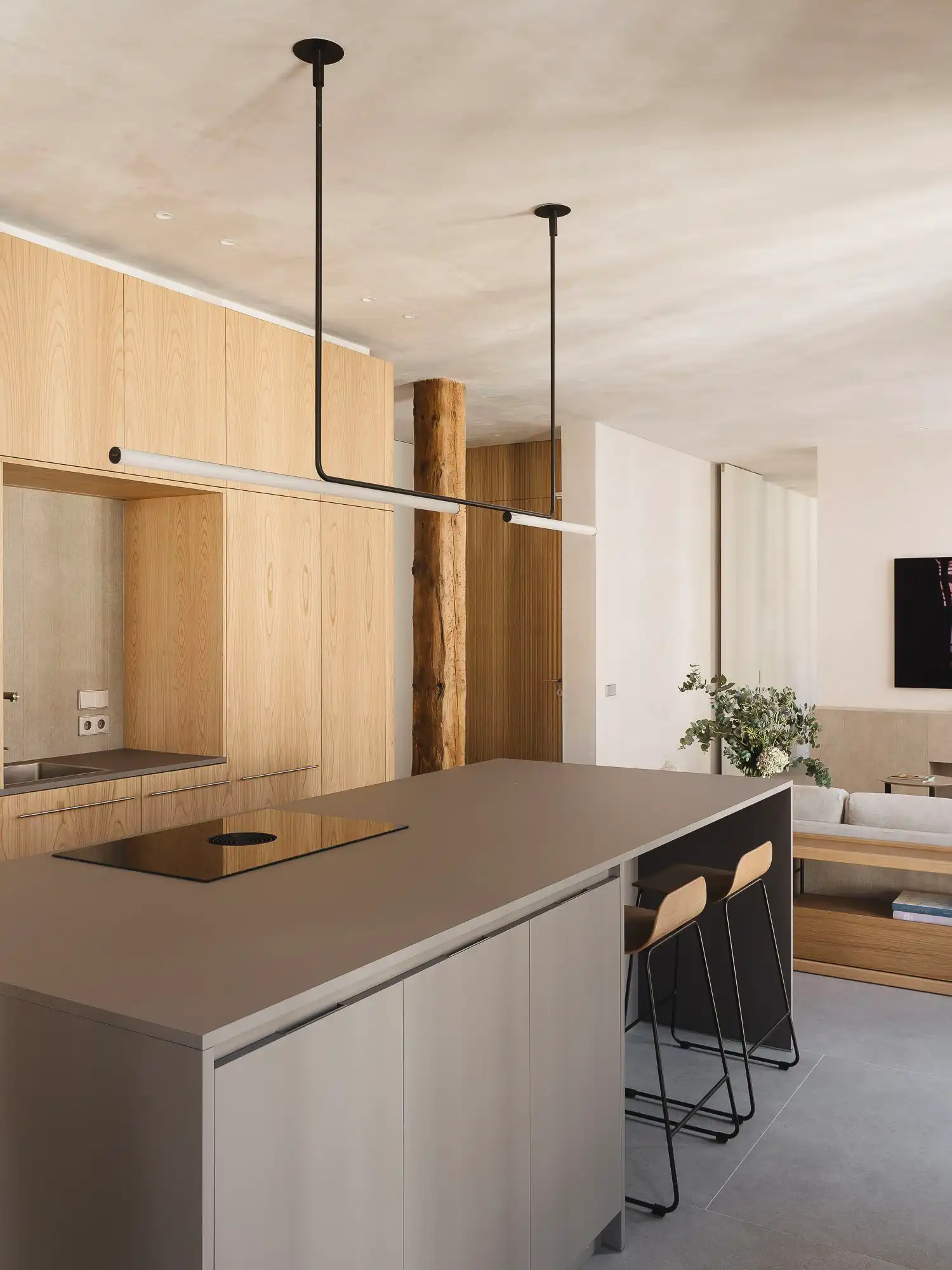 VERNE Arquitectura : Curved Chestnut Core Transforms Bilbao Home