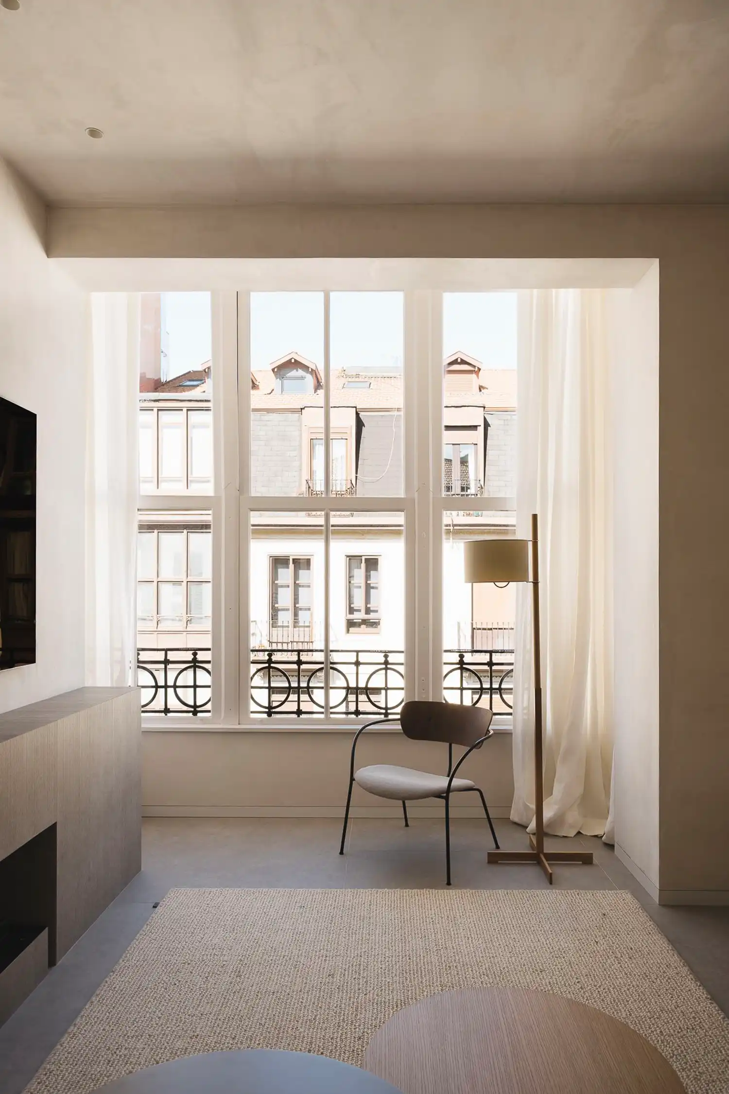 VERNE Arquitectura : Curved Chestnut Core Transforms Bilbao Home