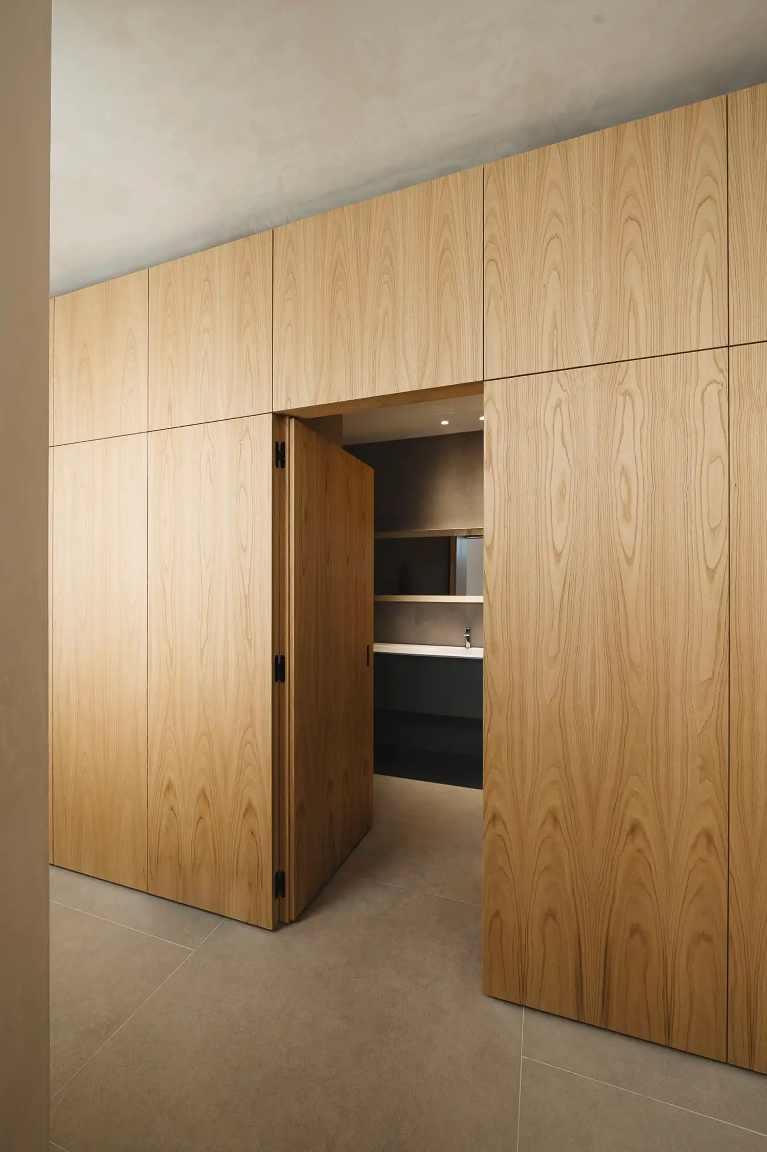 VERNE Arquitectura : Curved Chestnut Core Transforms Bilbao Home