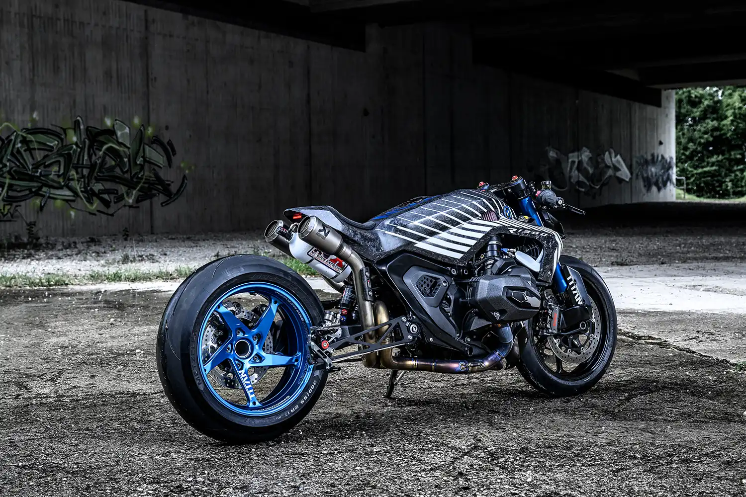 BMW R 1300 R TITAN: A Forged Carbon Sprint Racer