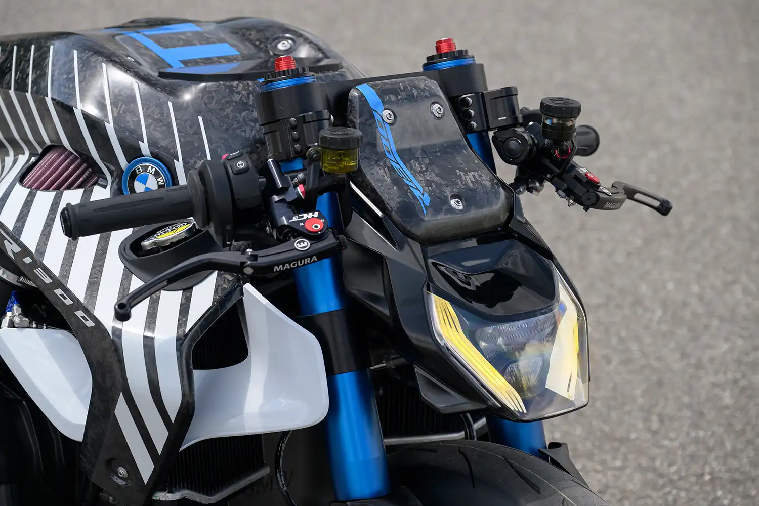 BMW R 1300 R TITAN: A Forged Carbon Sprint Racer