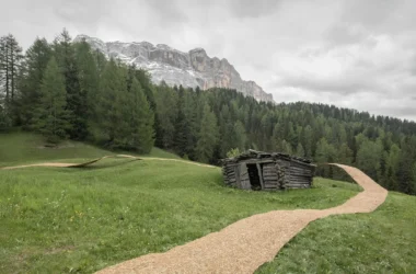ELSE Trace of Land hay bale art installation meandering through alpine meadow at SMACH 2025 in the Italian Dolomites, Val Badia.