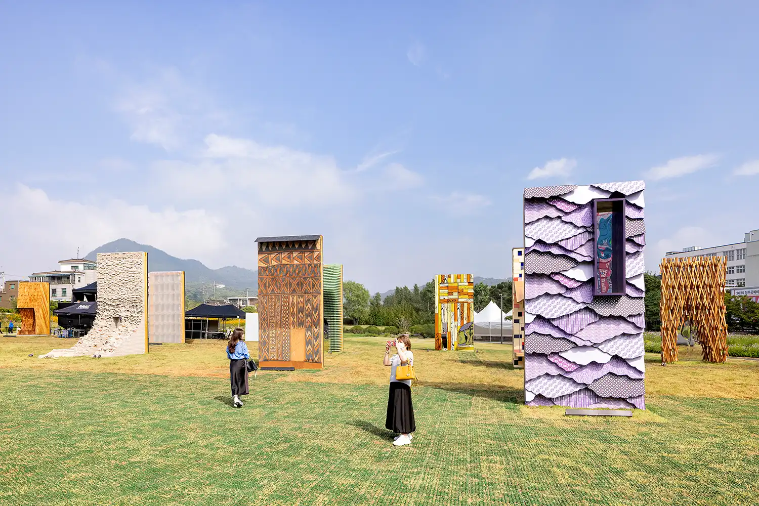 Thomas Heatherwick's Humanise Wall Reimagines Urban Design at Seoul Biennale