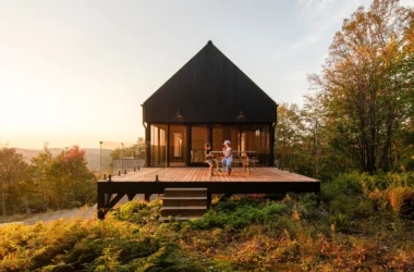 Cantilevered modern house Le Noroît by Guillaume Pelletier Architecte suspended over Laurentian forest escarpment in Wentworth-Nord, Quebec.