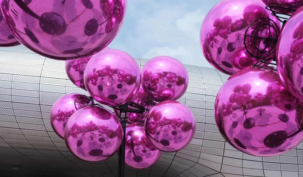 Vincent Leroy Molecular Cloud kinetic sculpture of pink mirrored spheres reflecting Zaha Hadid Dongdaemun Design Plaza DDP Seoul.