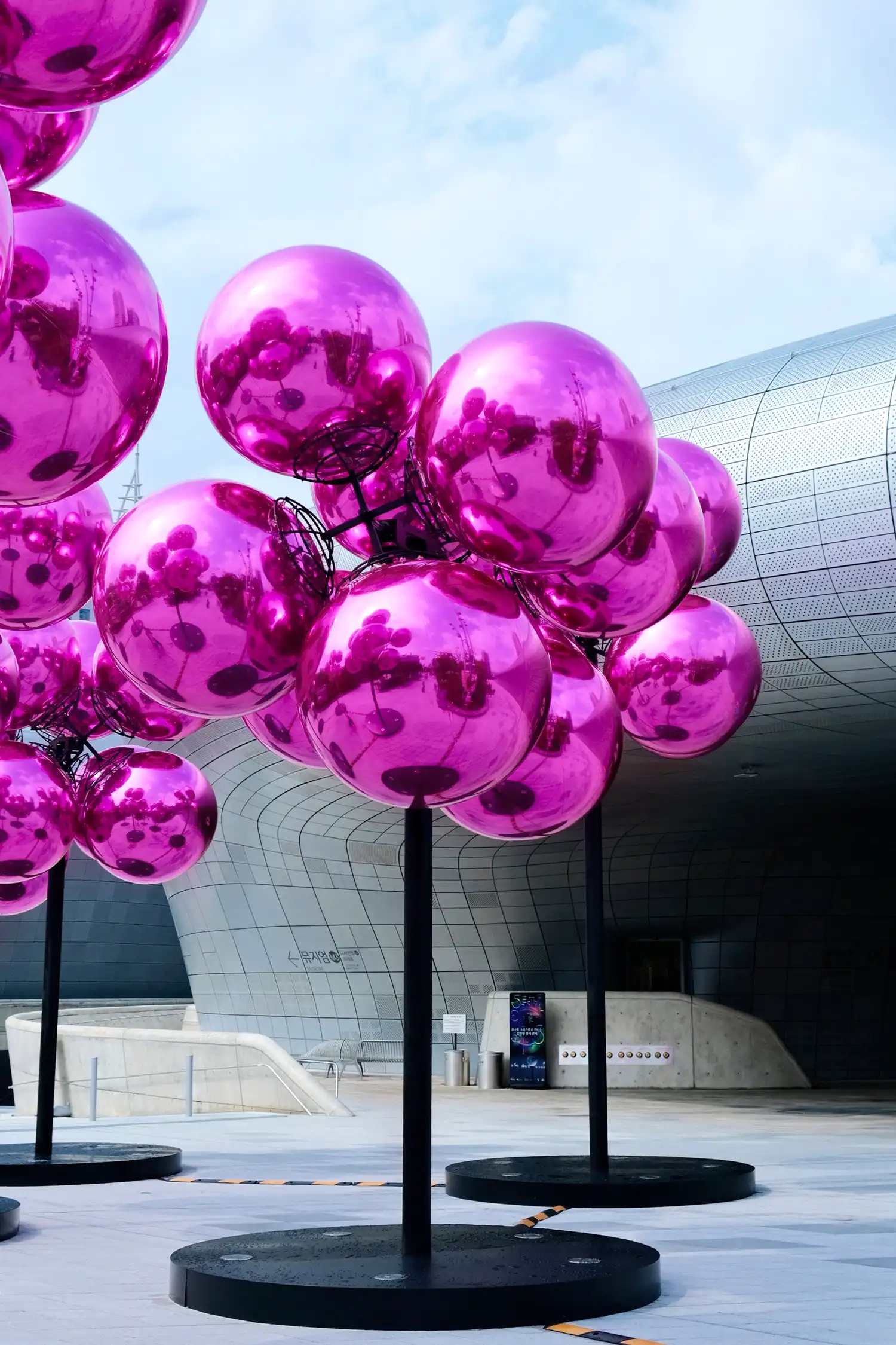 Vincent Leroy's Molecular Cloud: Kinetic Sculpture at Zaha Hadid's DDP, Seoul