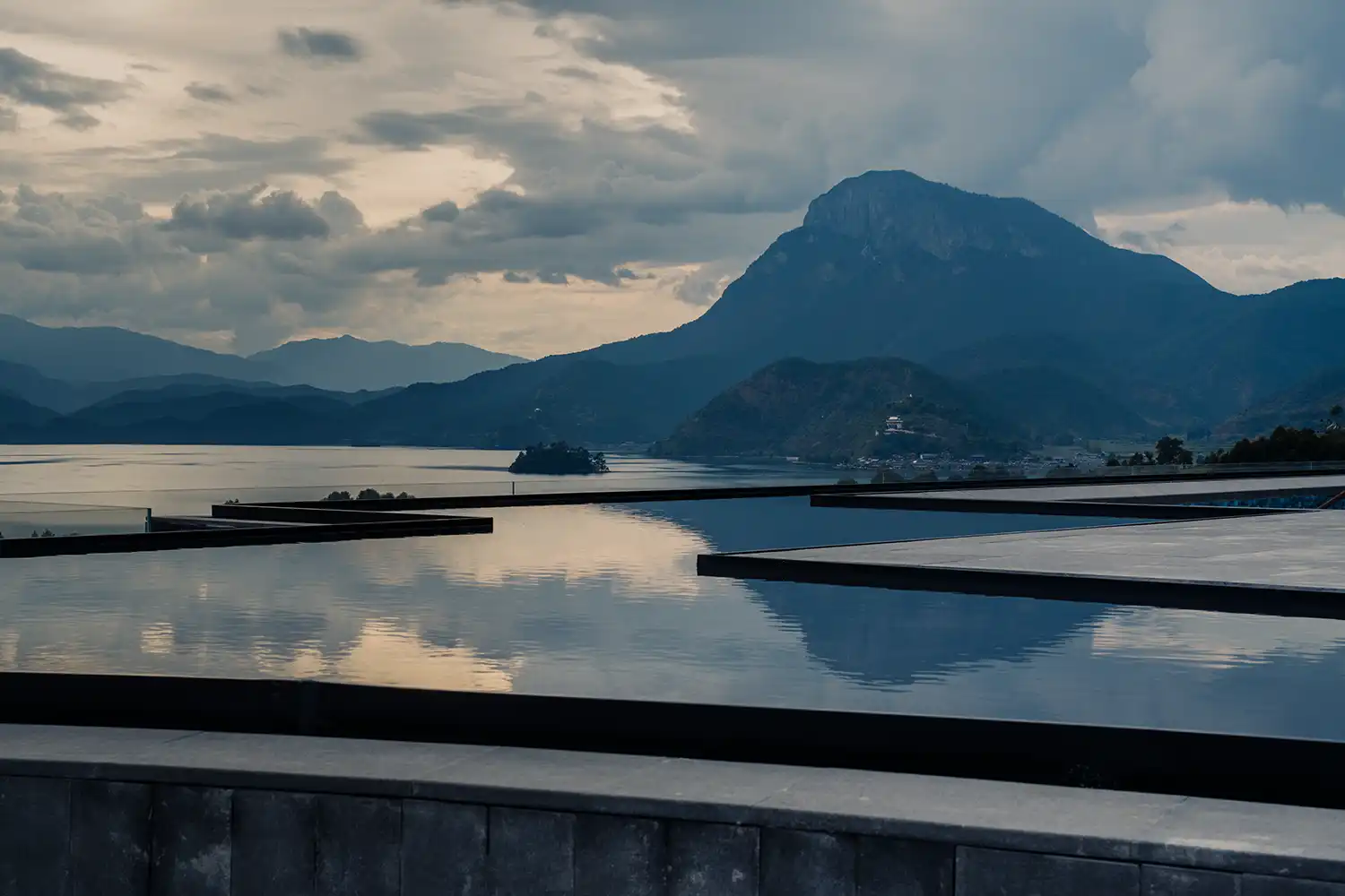 The ArcadiaPlace Lugu Lake: Fusion of Mosuo Culture, Luxury Design & Sustainable Architecture