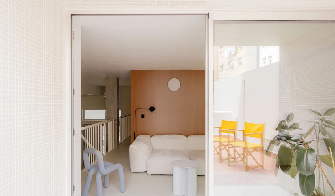 The Bonito compact home by BURR Architecture, a transformed former ship in Madrid featuring a split-level living area, space-saving staircase, and a monumental vaulted ceiling.