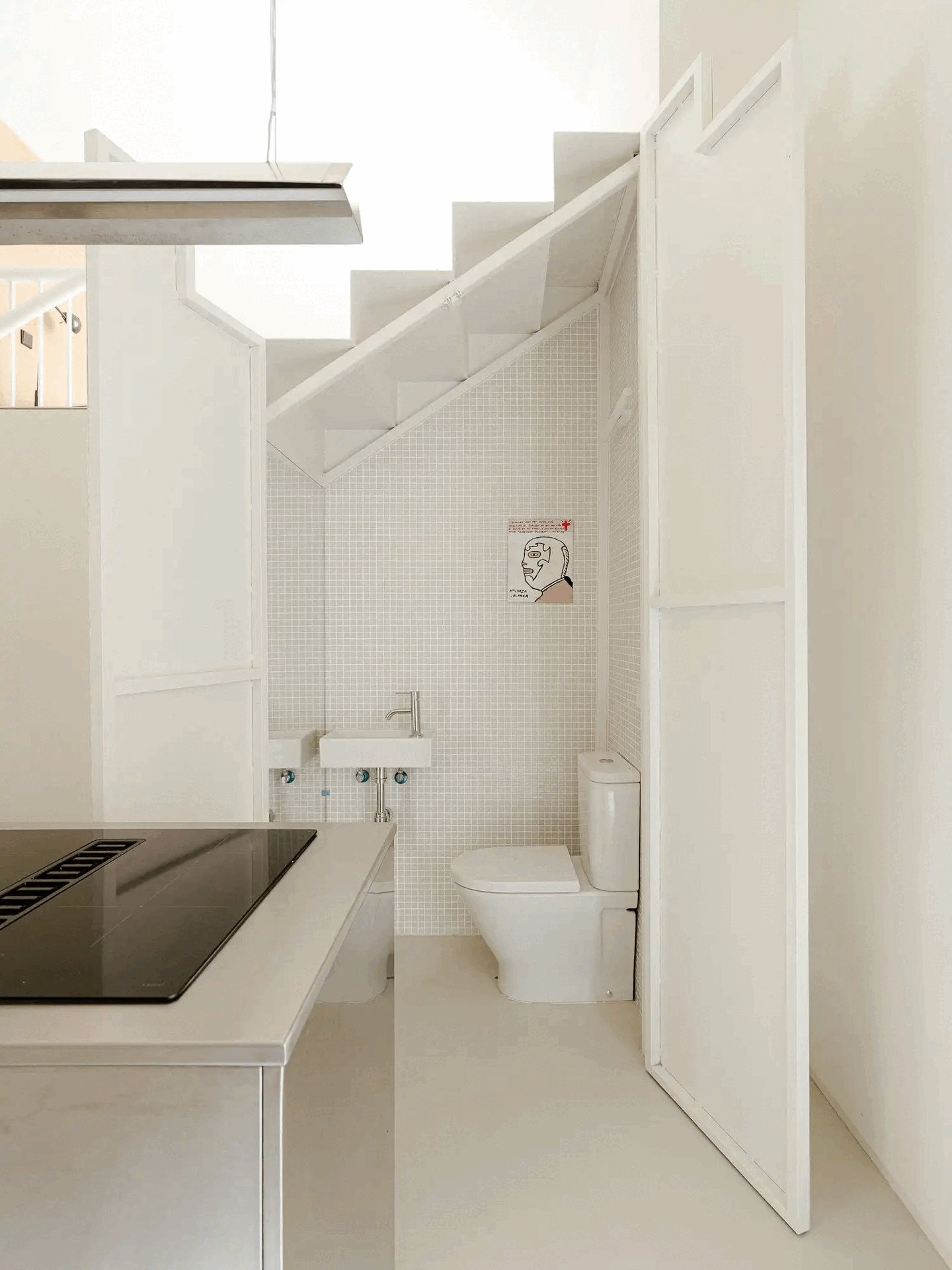 Bonito Compact Home: BURR's Ship Conversion in Madrid