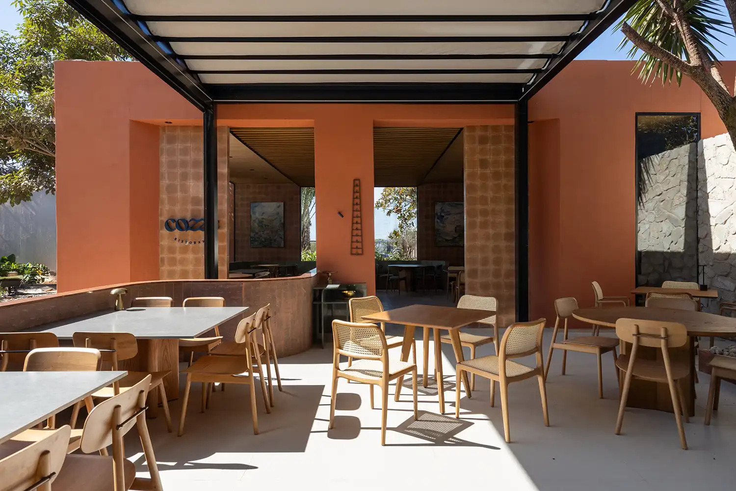 Cozze Ristorante Brasília: A Sensory Experience by Hersen Mendes Arquitetura 