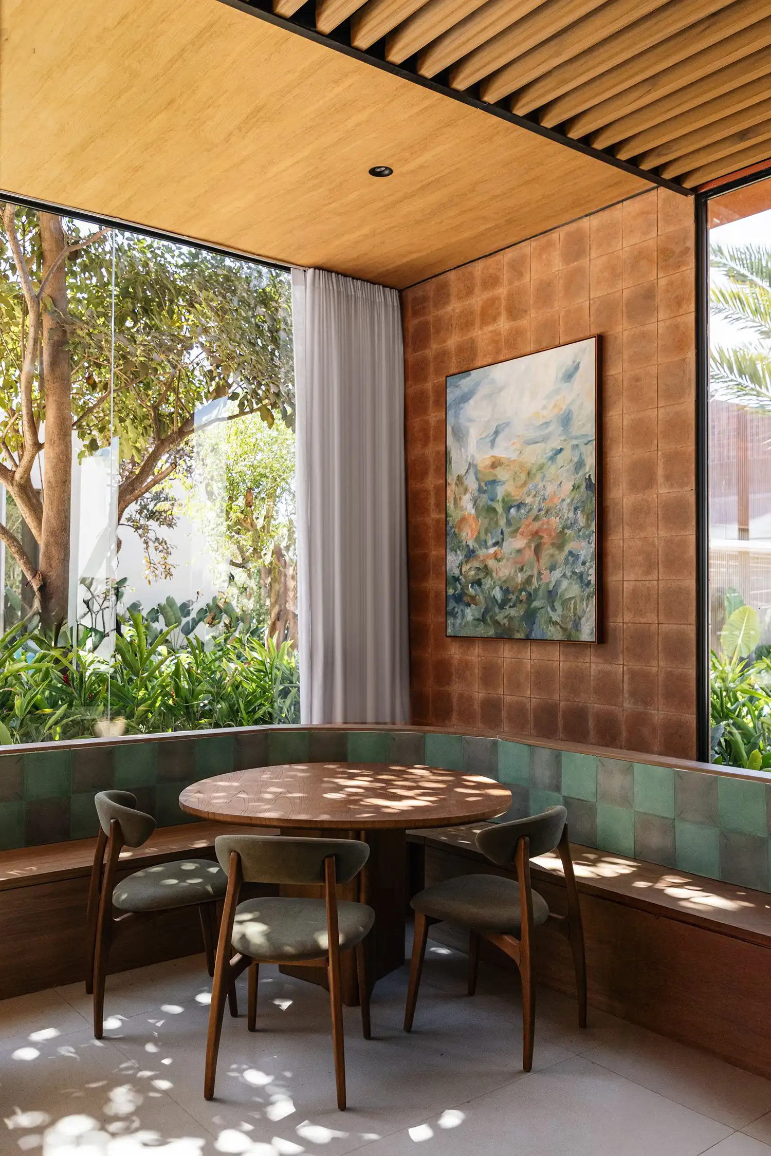 Cozze Ristorante Brasília: A Sensory Experience by Hersen Mendes Arquitetura 