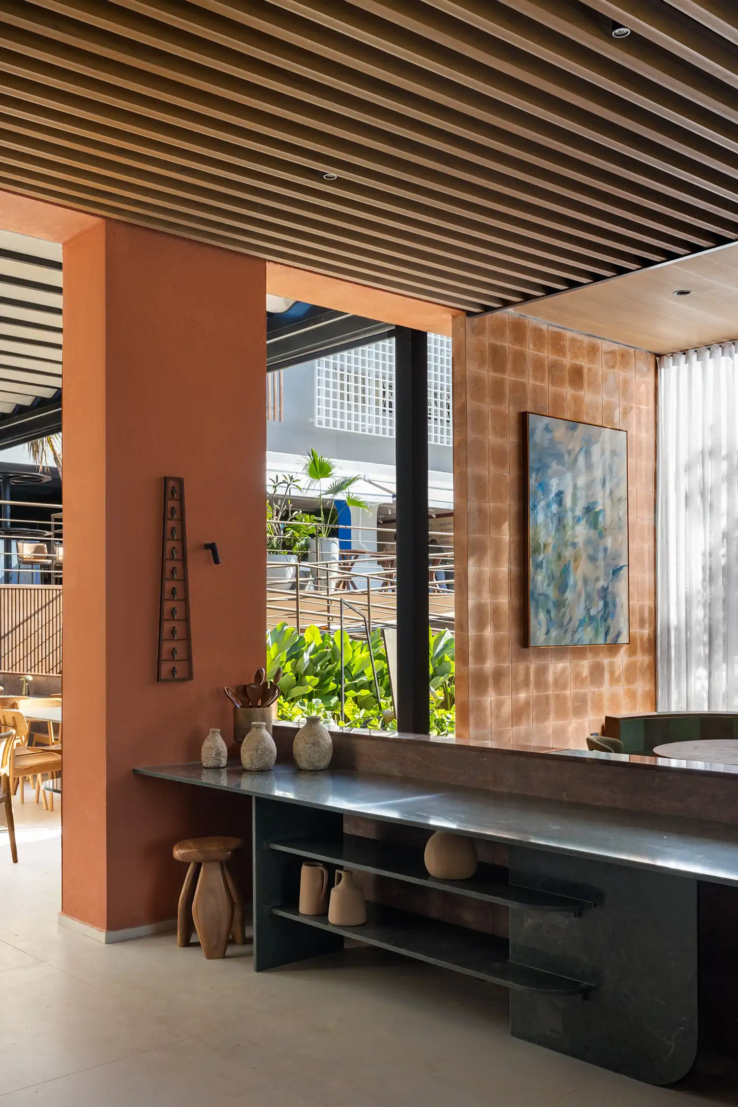 Cozze Ristorante Brasília: A Sensory Experience by Hersen Mendes Arquitetura 