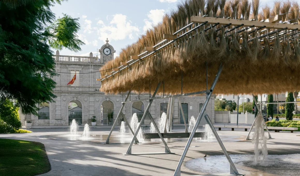 Espartal Temporary Pavilion in Alicante by ELE Arkitektura and GA Estudio. Suspended esparto grass canopy provides shade and thermal comfort.
