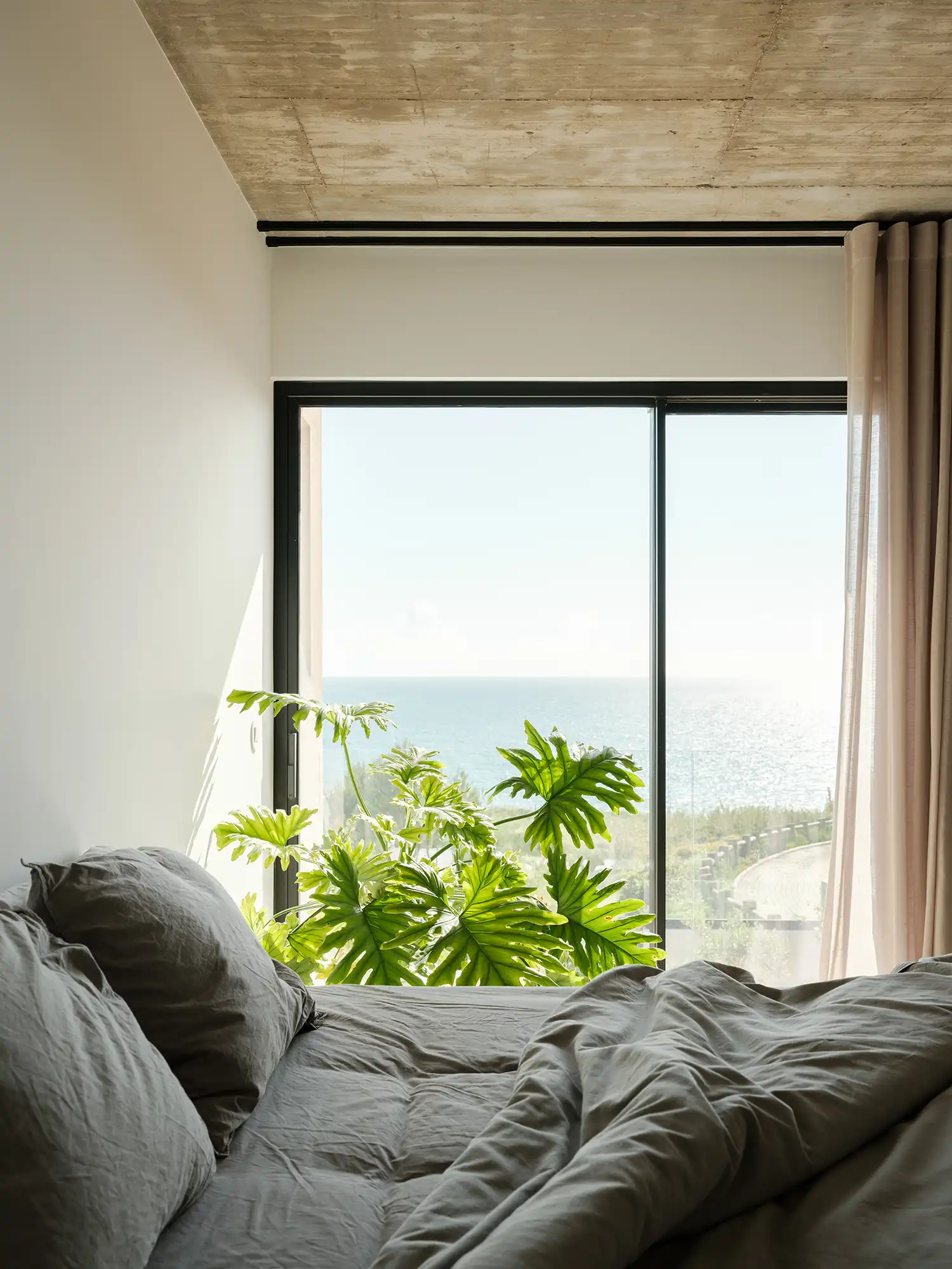 Casa Horizonte: A Modern Cliffside House in Ericeira, Portugal 