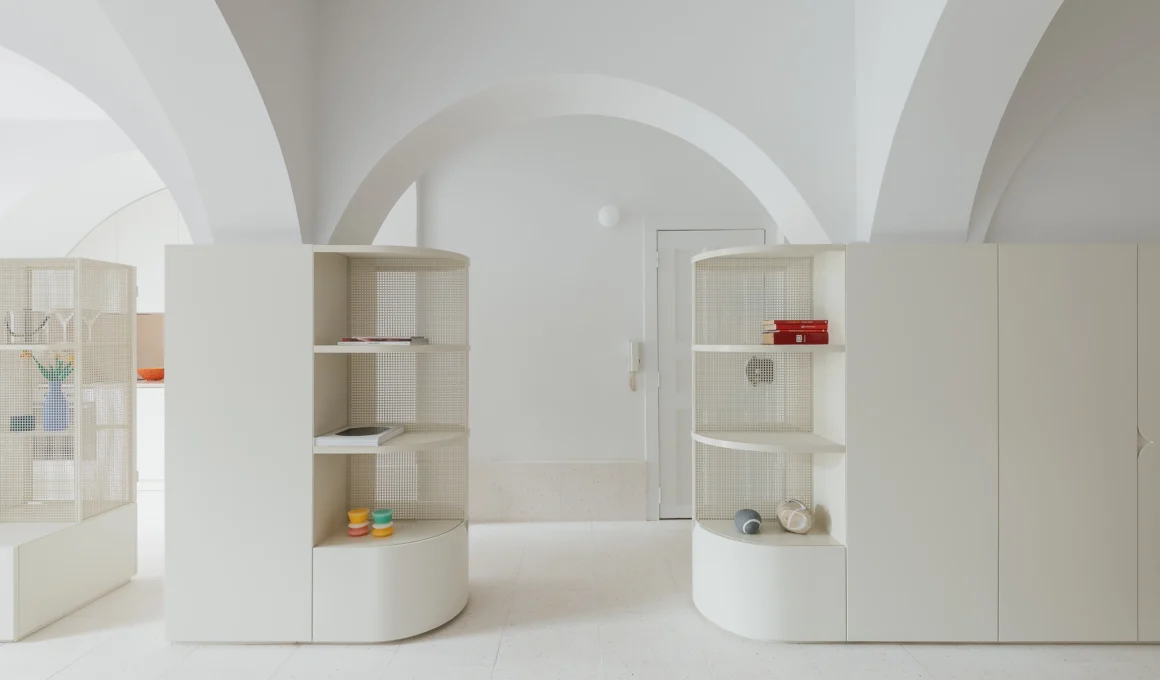 Entrance area view of Barao Sabrosa Apartment in Lisbon, showing Aurora Arquitectos’ luminous open-space design and original Gaioleiro architecture.