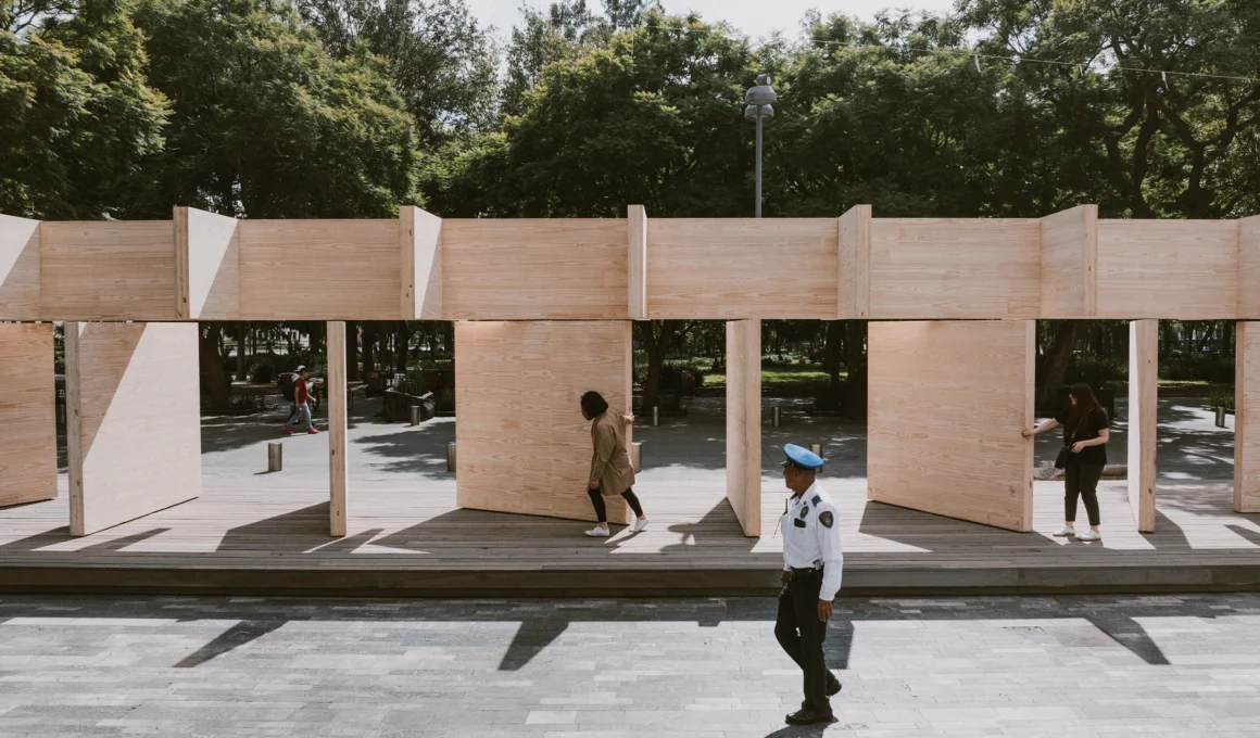 PPAA Resonancia Suspendida pavilion at Mextropoli 2025 featuring a long floating laminated wood beam on rotating panels in Mexico City.