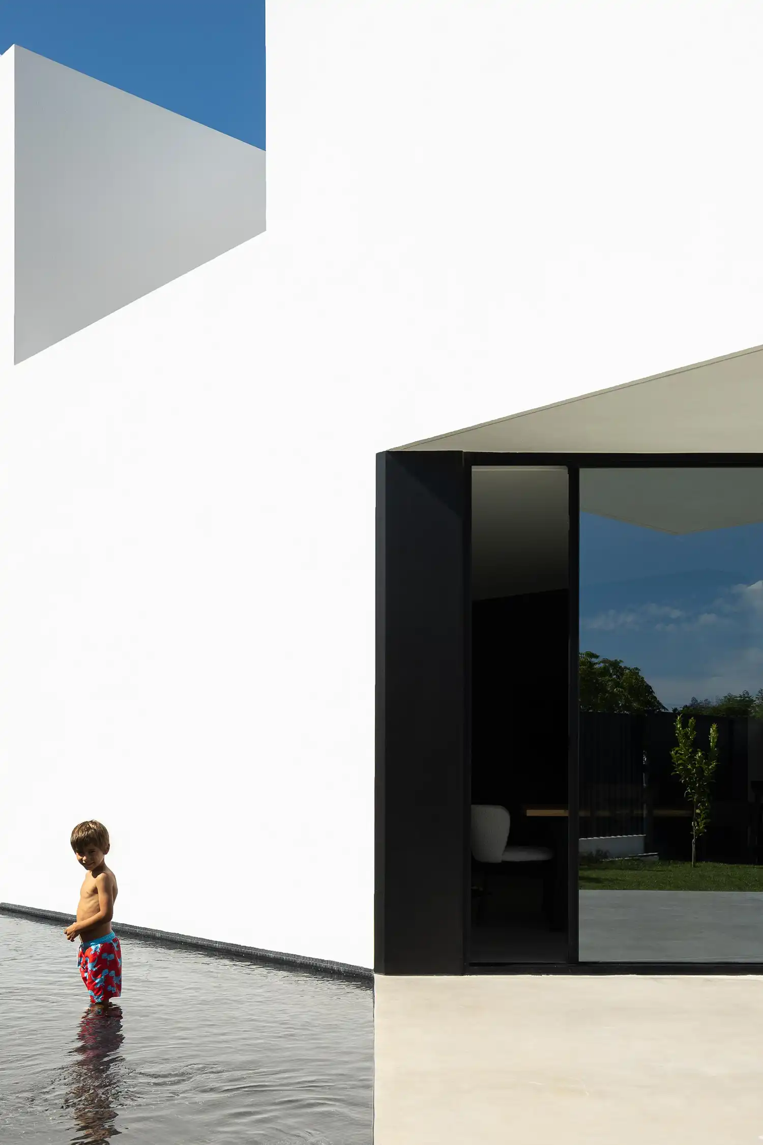 Casa DR: NMDARQ's Geometric, Light-Filled Modern Home in Portugal 