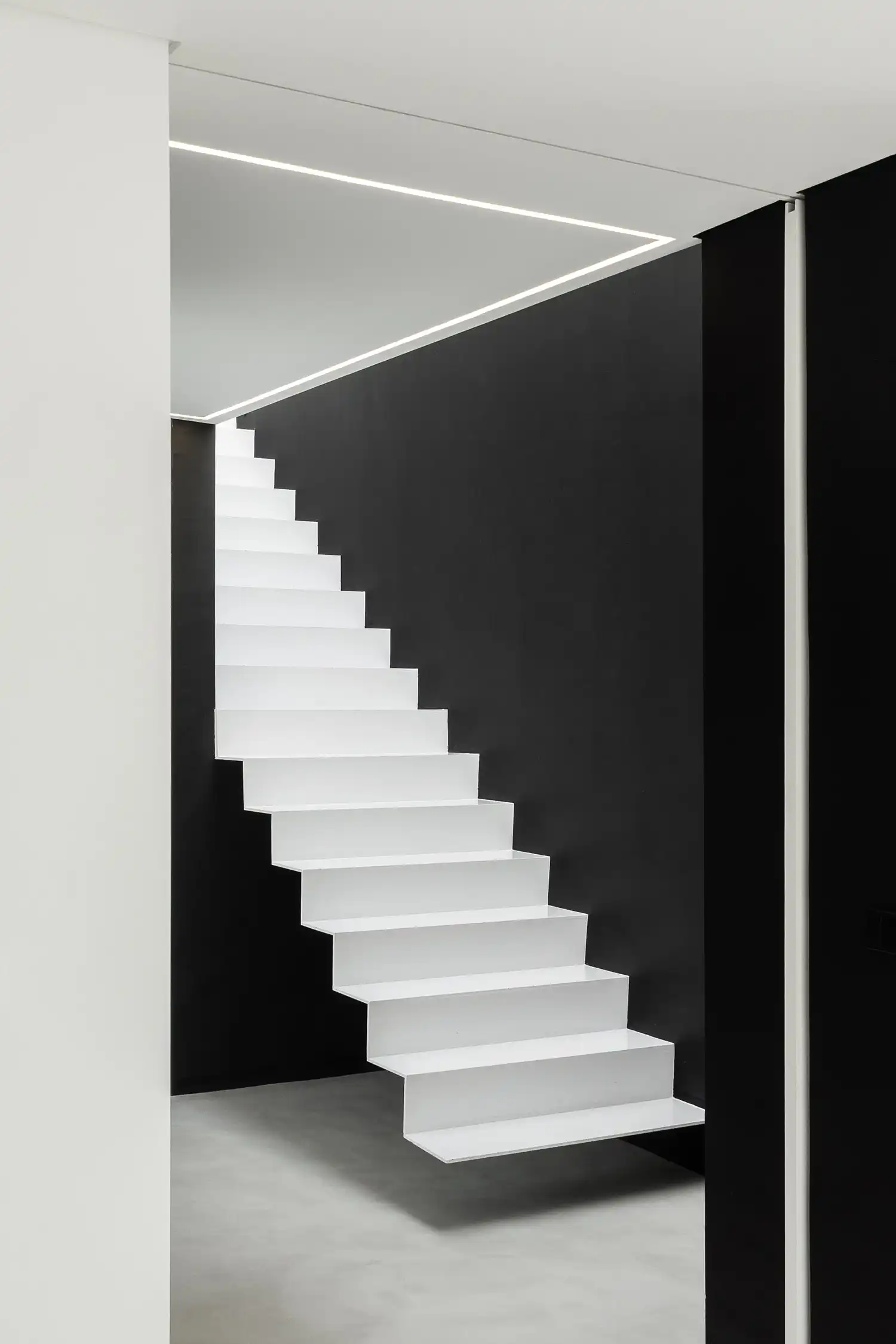 Casa DR: NMDARQ's Geometric, Light-Filled Modern Home in Portugal 