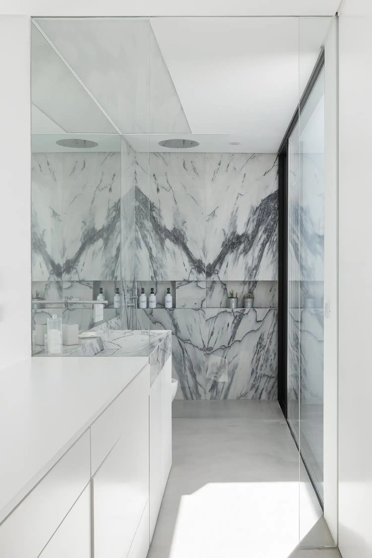 Casa DR: NMDARQ's Geometric, Light-Filled Modern Home in Portugal 