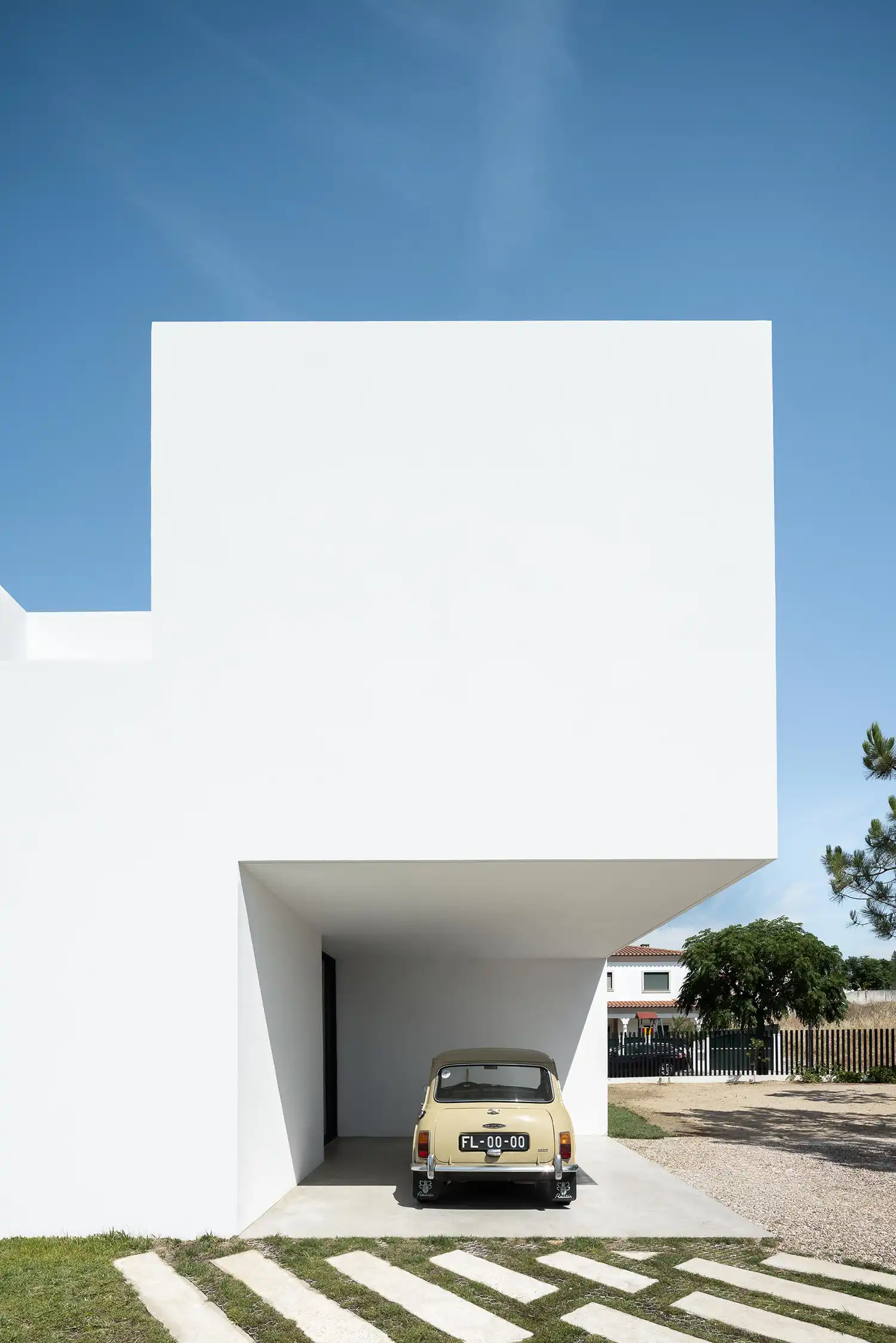 Casa DR: NMDARQ's Geometric, Light-Filled Modern Home in Portugal 