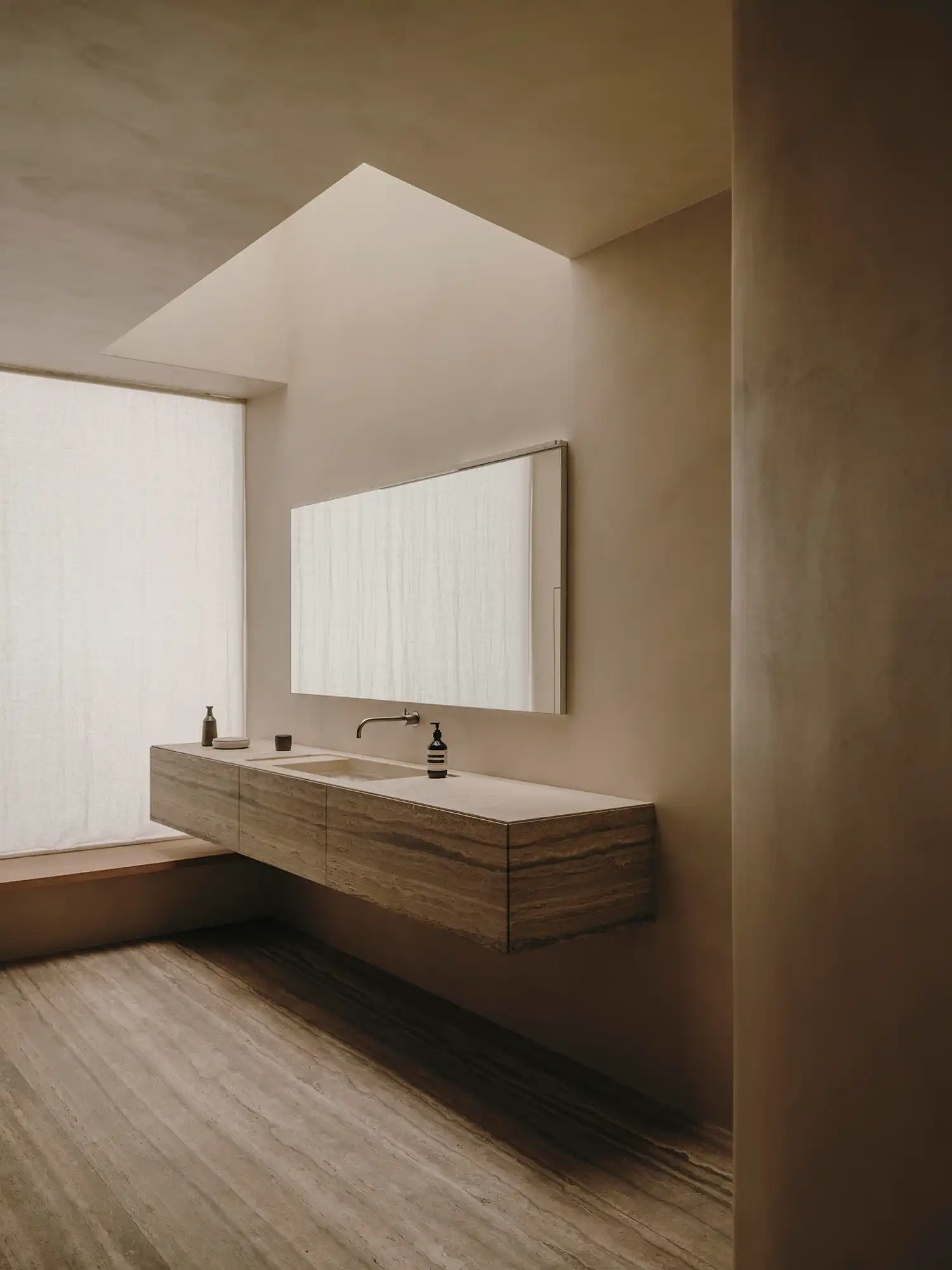 Holzrausch's Minimalist Oak Townhouse: Quiet Luxury in Paris