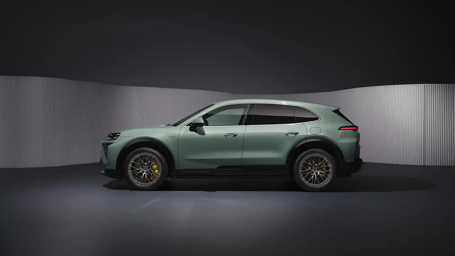 Cayenne Electric: Porsche's 800V SUV Redefines Performance & Design 