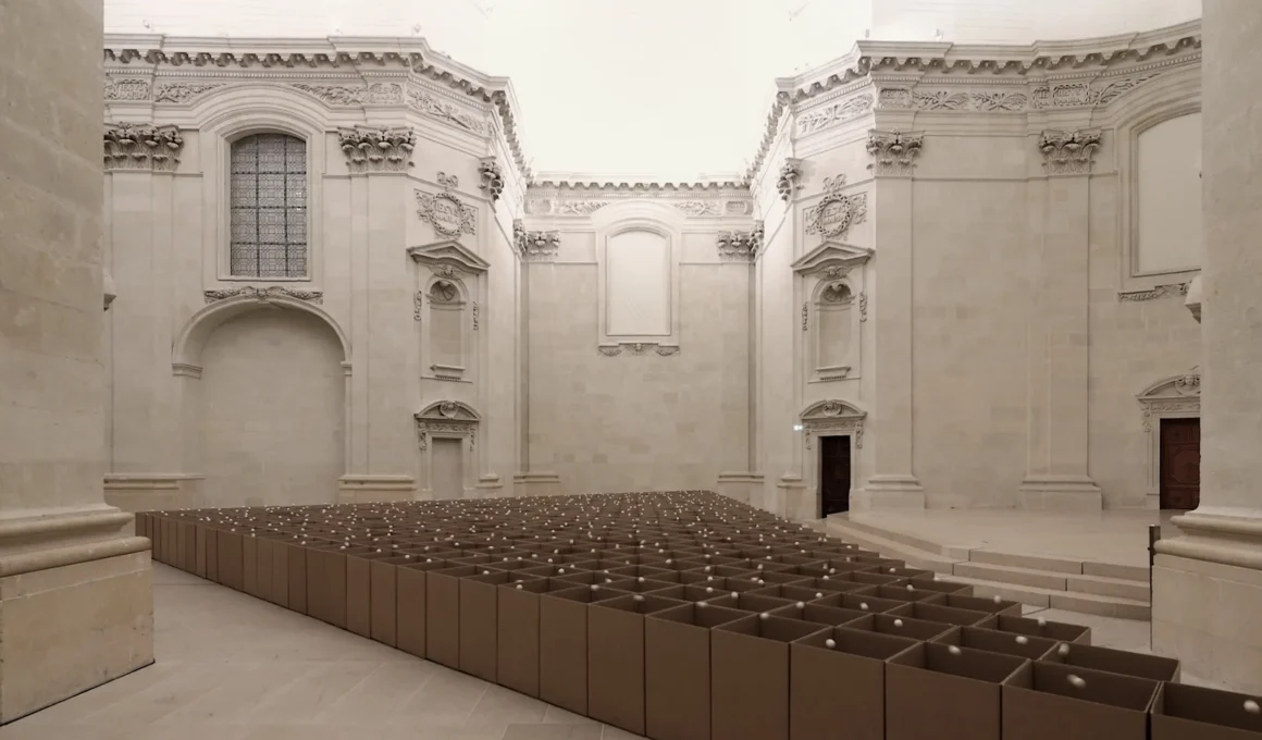 Studio Zimoun installation featuring **528 dc-motors** moving cotton balls on **cardboard boxes** at **Musée d'Arts de Nantes**.