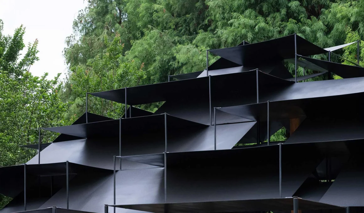 Atelier Deshaus Laoyuting Pavilion, Dianchi Wetland Park. Dense steel columns forming a technological forest and fragmented roof architecture.