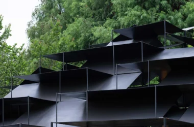 Atelier Deshaus Laoyuting Pavilion, Dianchi Wetland Park. Dense steel columns forming a technological forest and fragmented roof architecture.