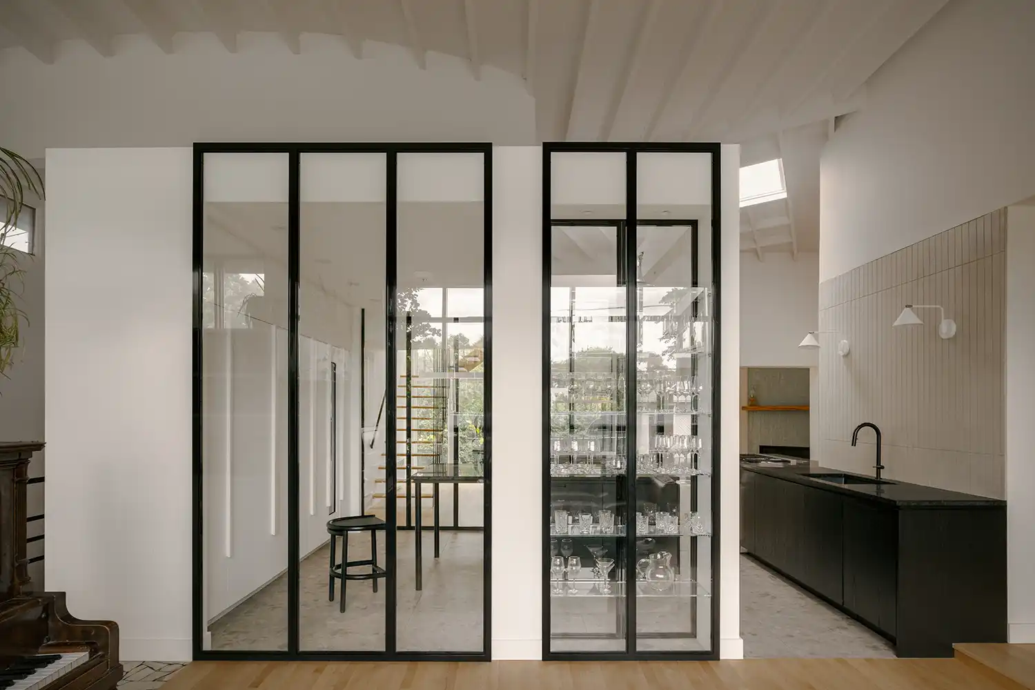 Appareil Architecture transforms 1960s Longueuil home with glazed kitchen