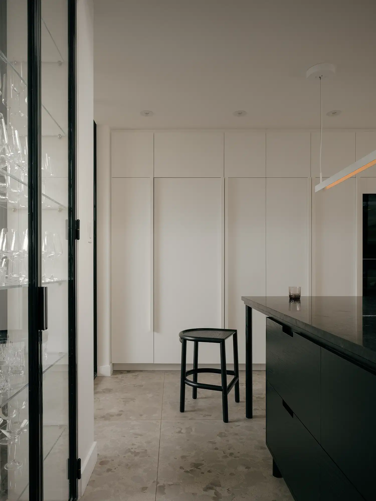 Appareil Architecture transforms 1960s Longueuil home with glazed kitchen