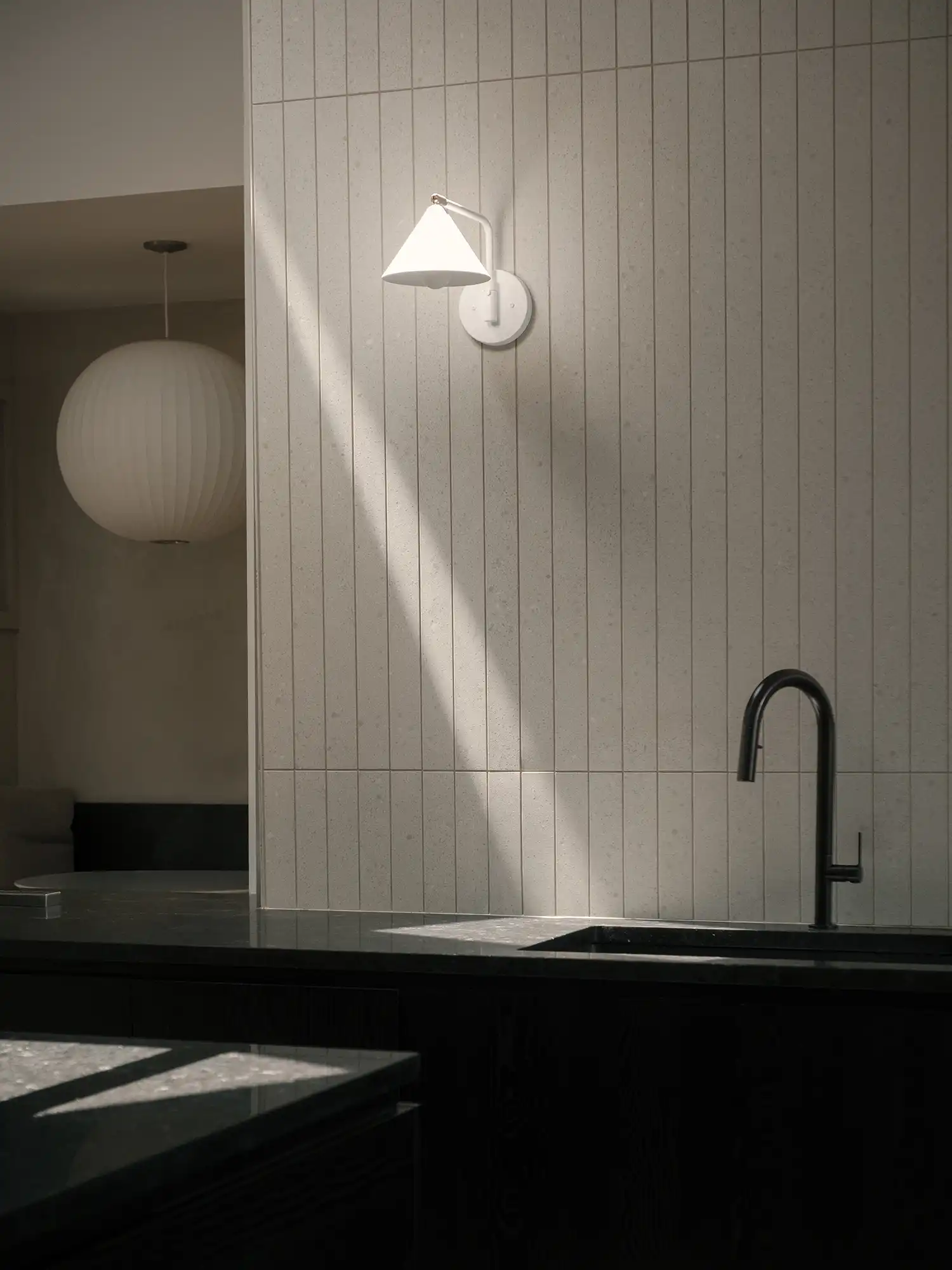 Appareil Architecture transforms 1960s Longueuil home with glazed kitchen