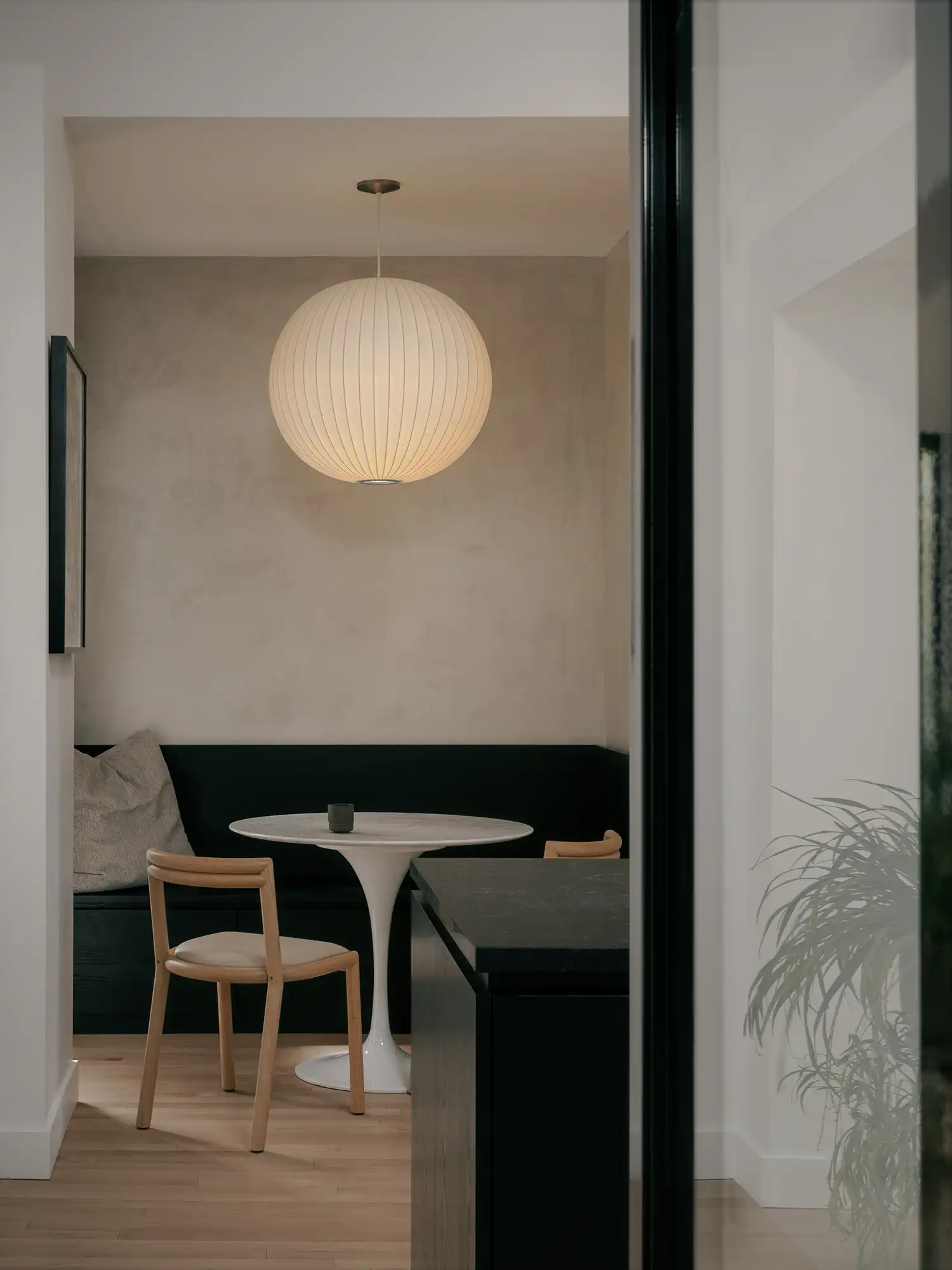 Appareil Architecture transforms 1960s Longueuil home with glazed kitchen