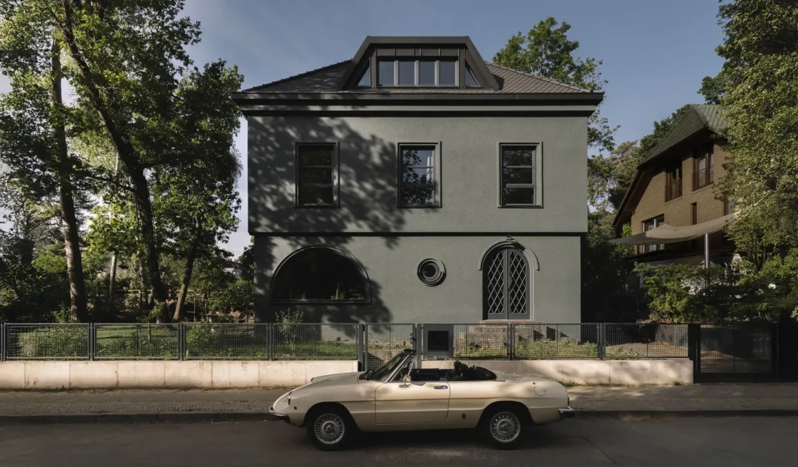 Atelier ST's Greenkamp House, a dark green mineral lime plaster exterior of the German residential building in Berlin's Eichkamp estate