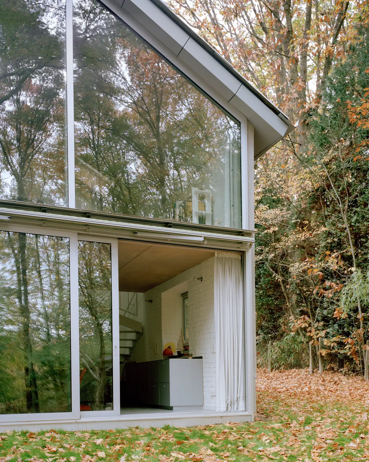 Glass Façade Transforms Constrained Overijse Cottage Into Nature-Facing Home