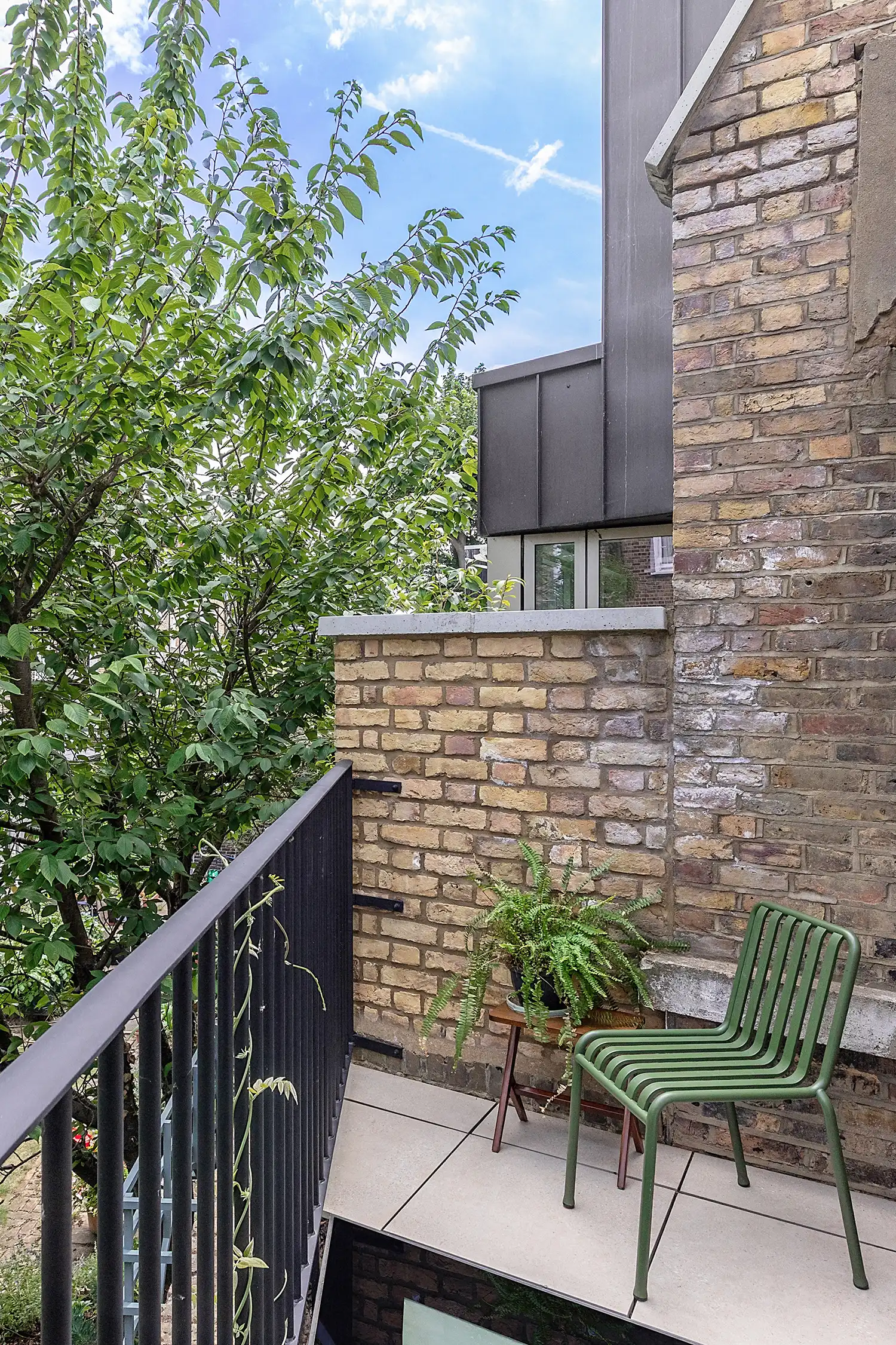 Emil Eve Architects: Art-Filled Home at Thornhill Road