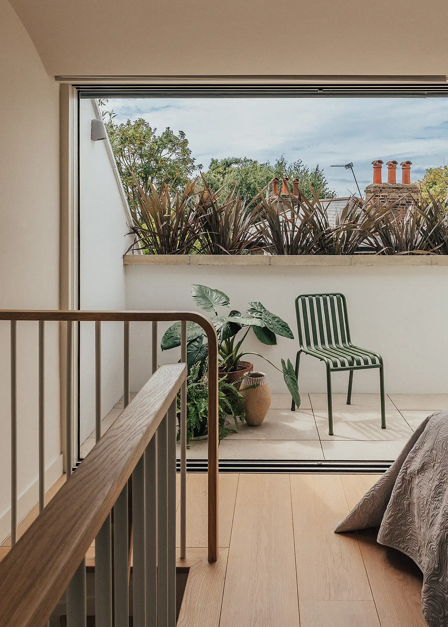 Emil Eve Architects: Art-Filled Home at Thornhill Road