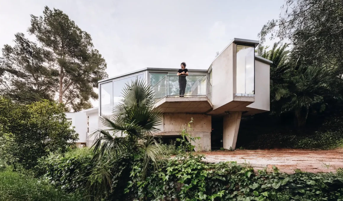 Especie Arquitectura Casa PB16 home extension in Las Torres de Cotillas, Spain, hovering over a natural ravine.