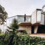 Especie Arquitectura Casa PB16 home extension in Las Torres de Cotillas, Spain, hovering over a natural ravine.